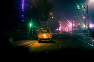 Táxi passa por uma rua vazia à noite. Foto 