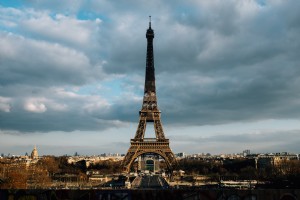 La Torre Eiffel e la città circostante foto 