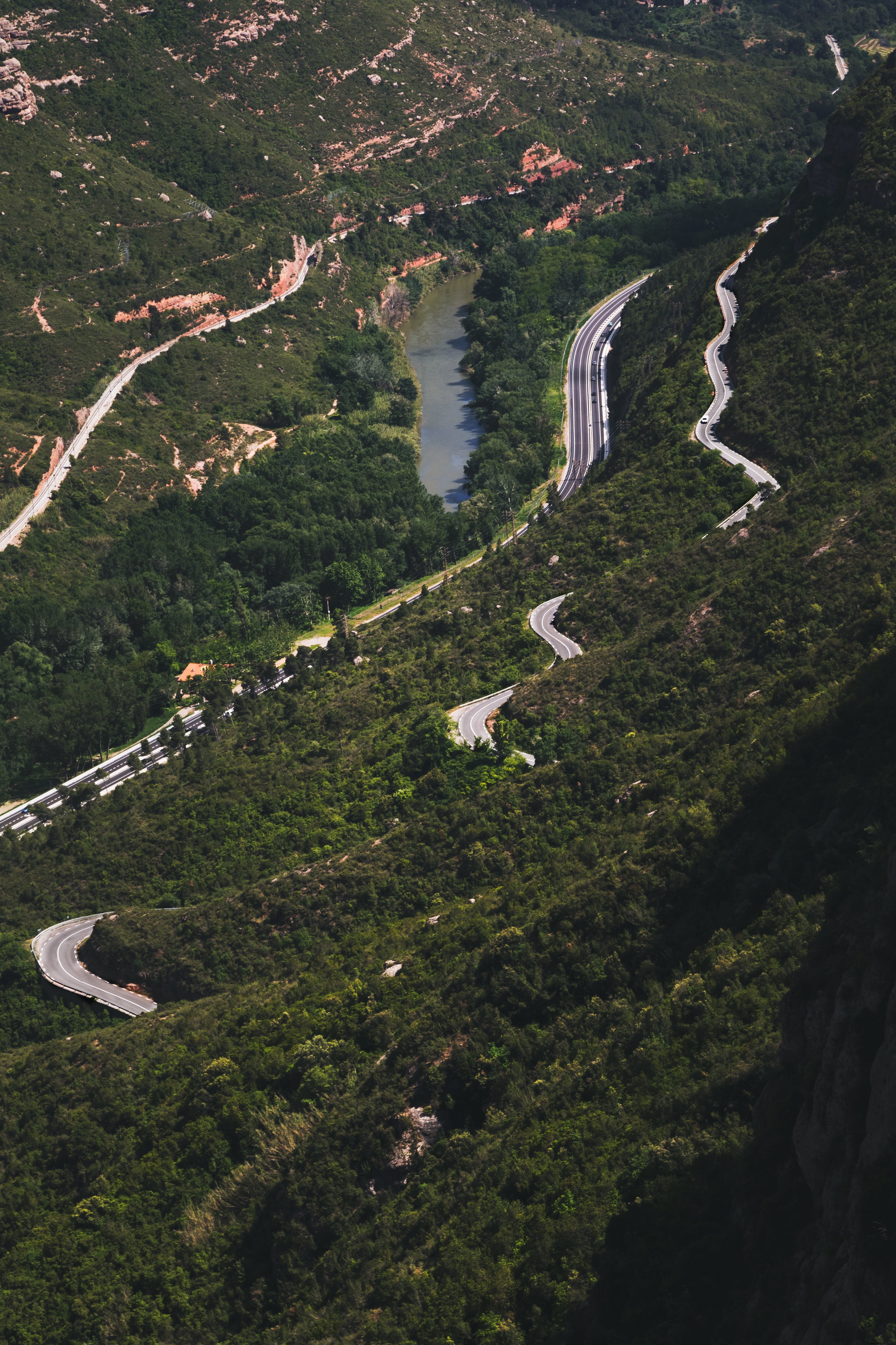 Photo de routes sinueuses de montagne 