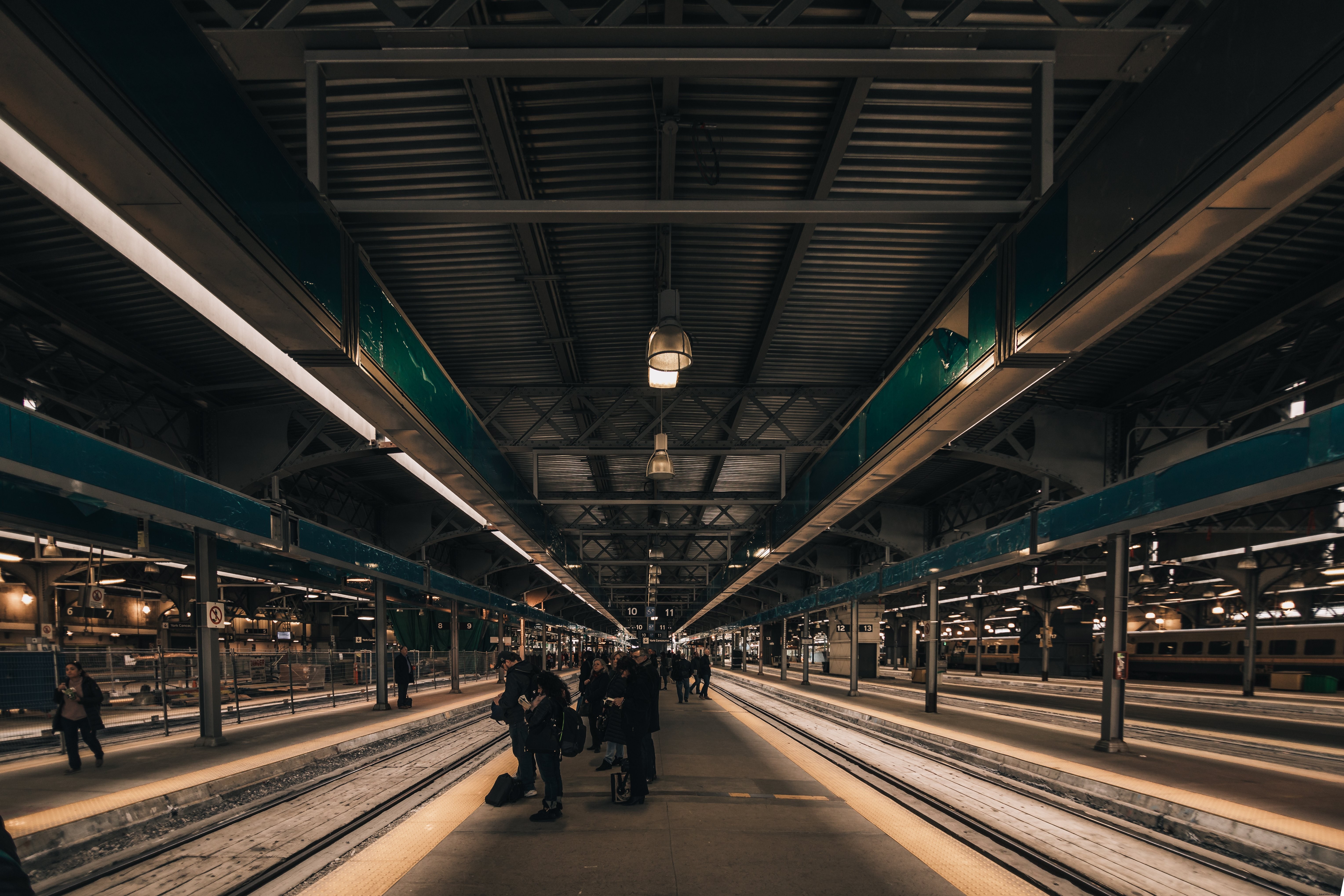 Pasajeros esperando la foto del tren 