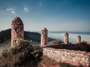 Ruines couvertes d herbe avec vue sur les sommets des montagnes Photo 