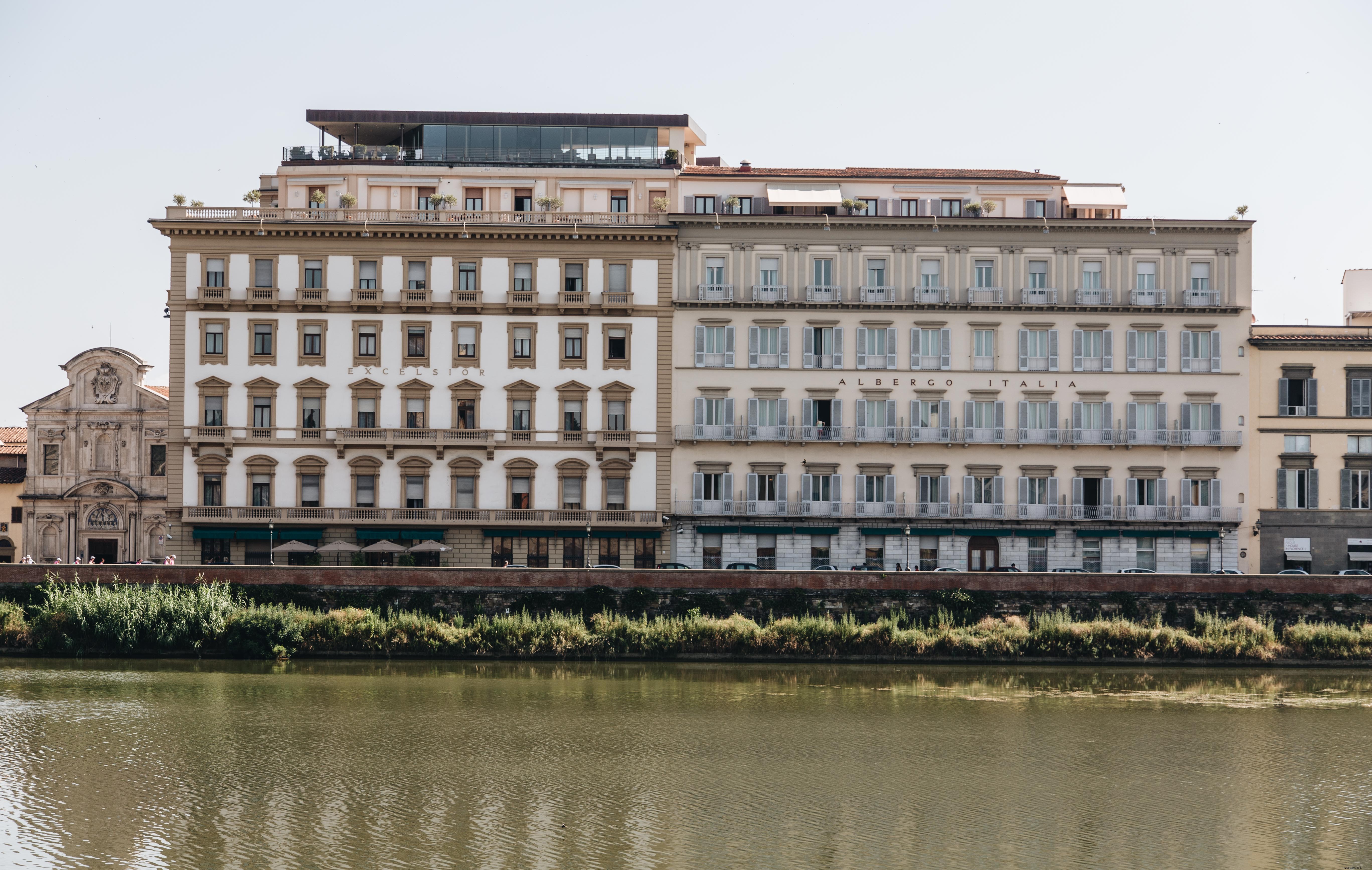 川沿いの2つのホテル写真 