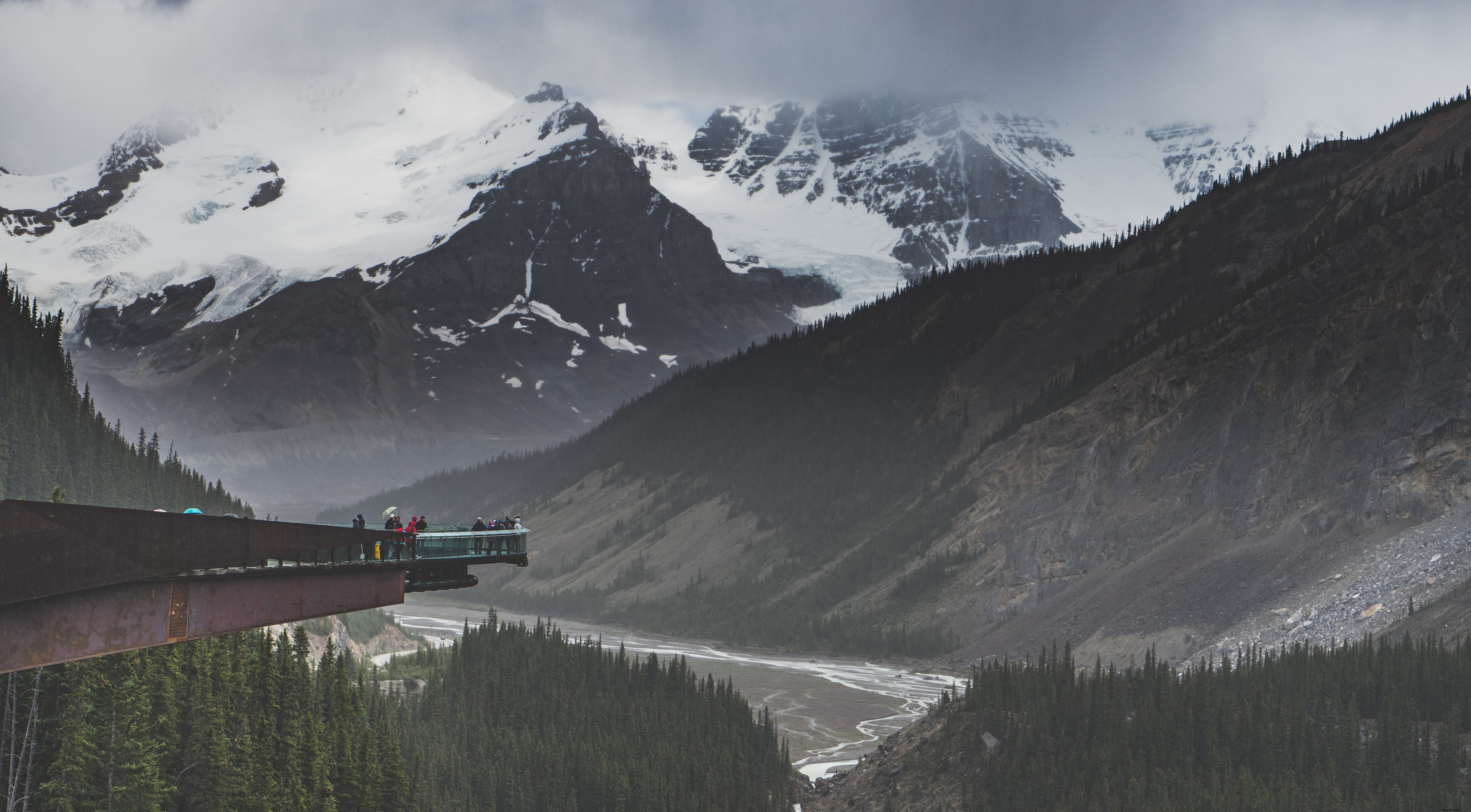 Les touristes prennent la photo vue montagneuse 