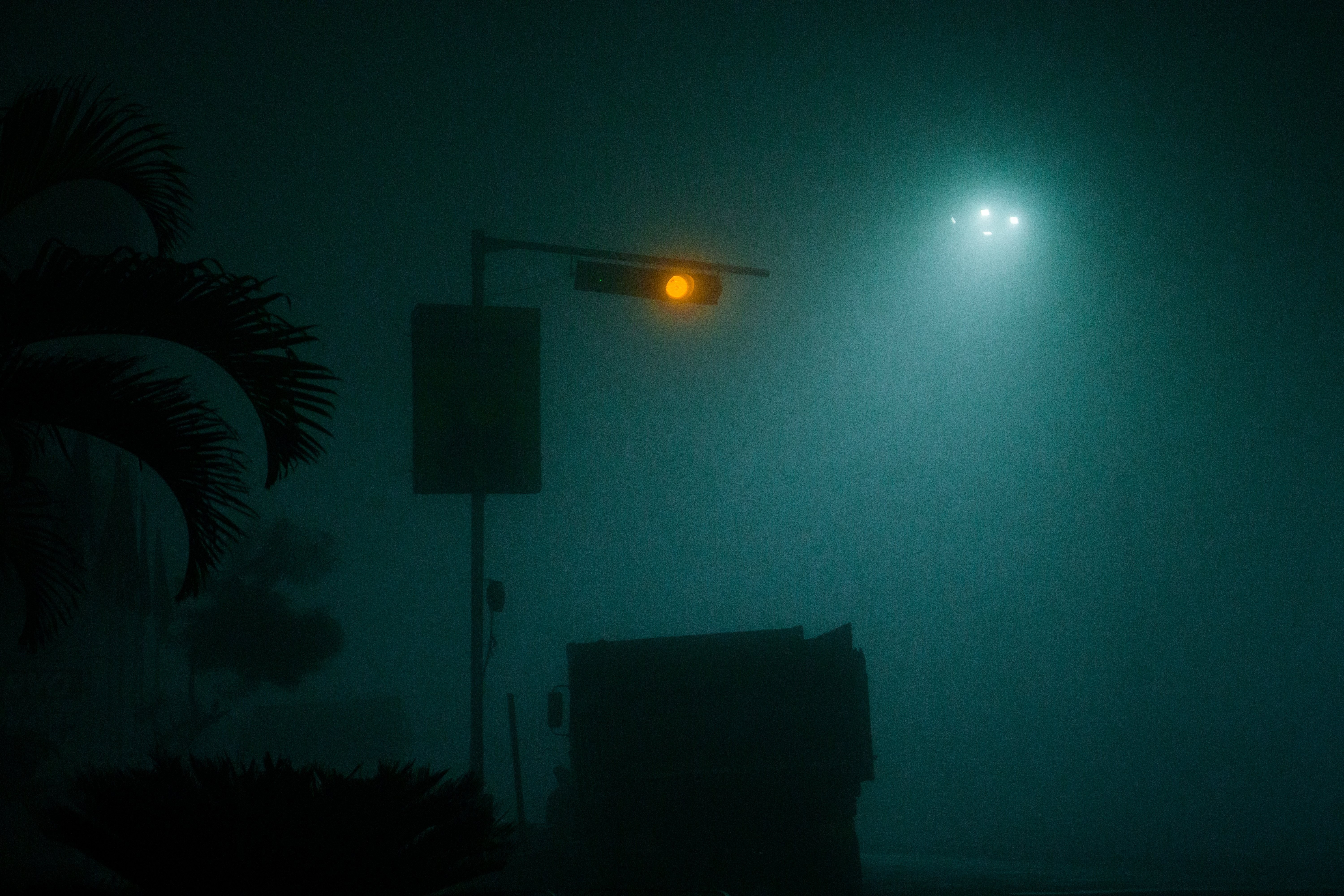 Semáforo amarillo a través de la foto de niebla espesa 