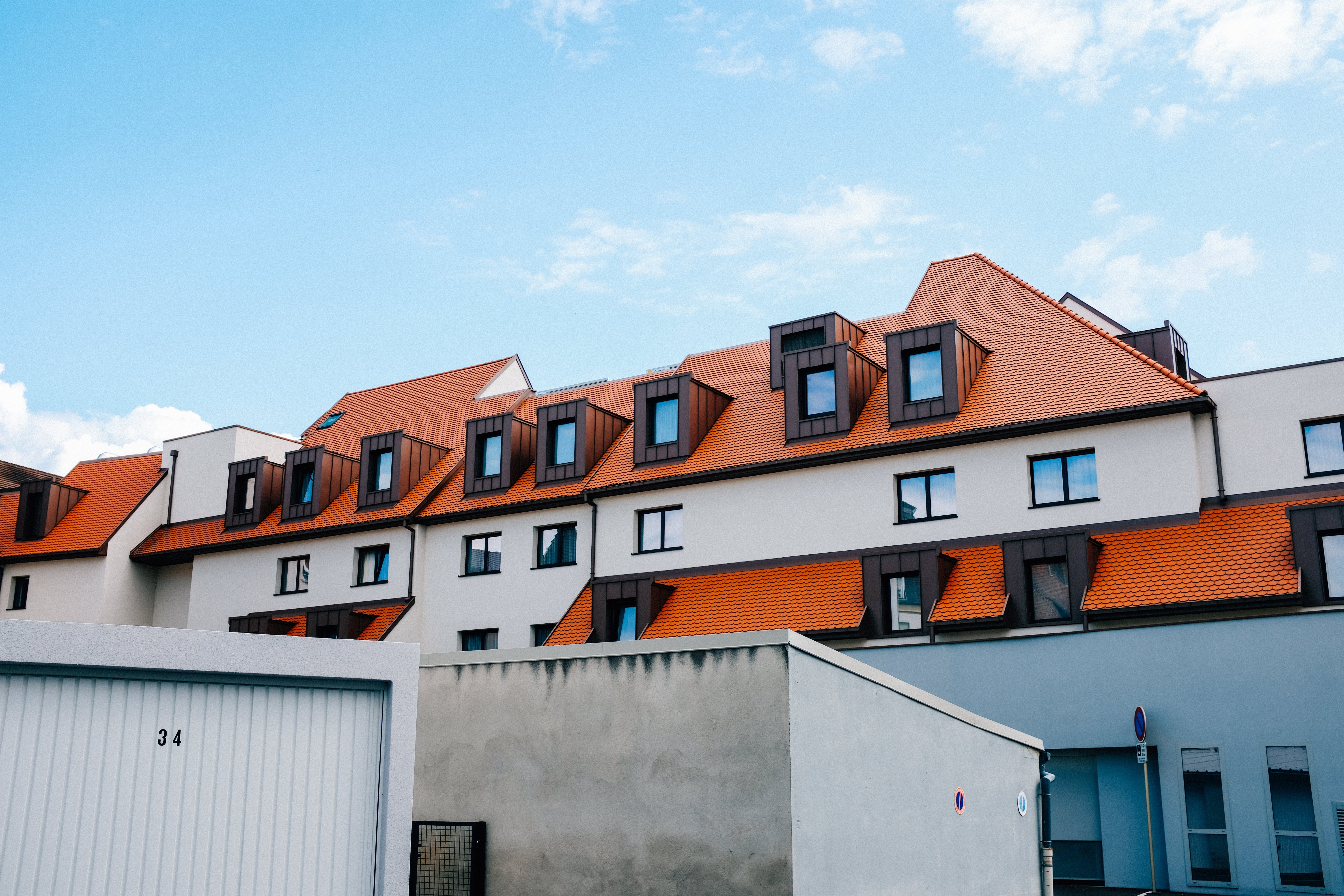 Foto de edifício residencial moderno sob o sol forte 