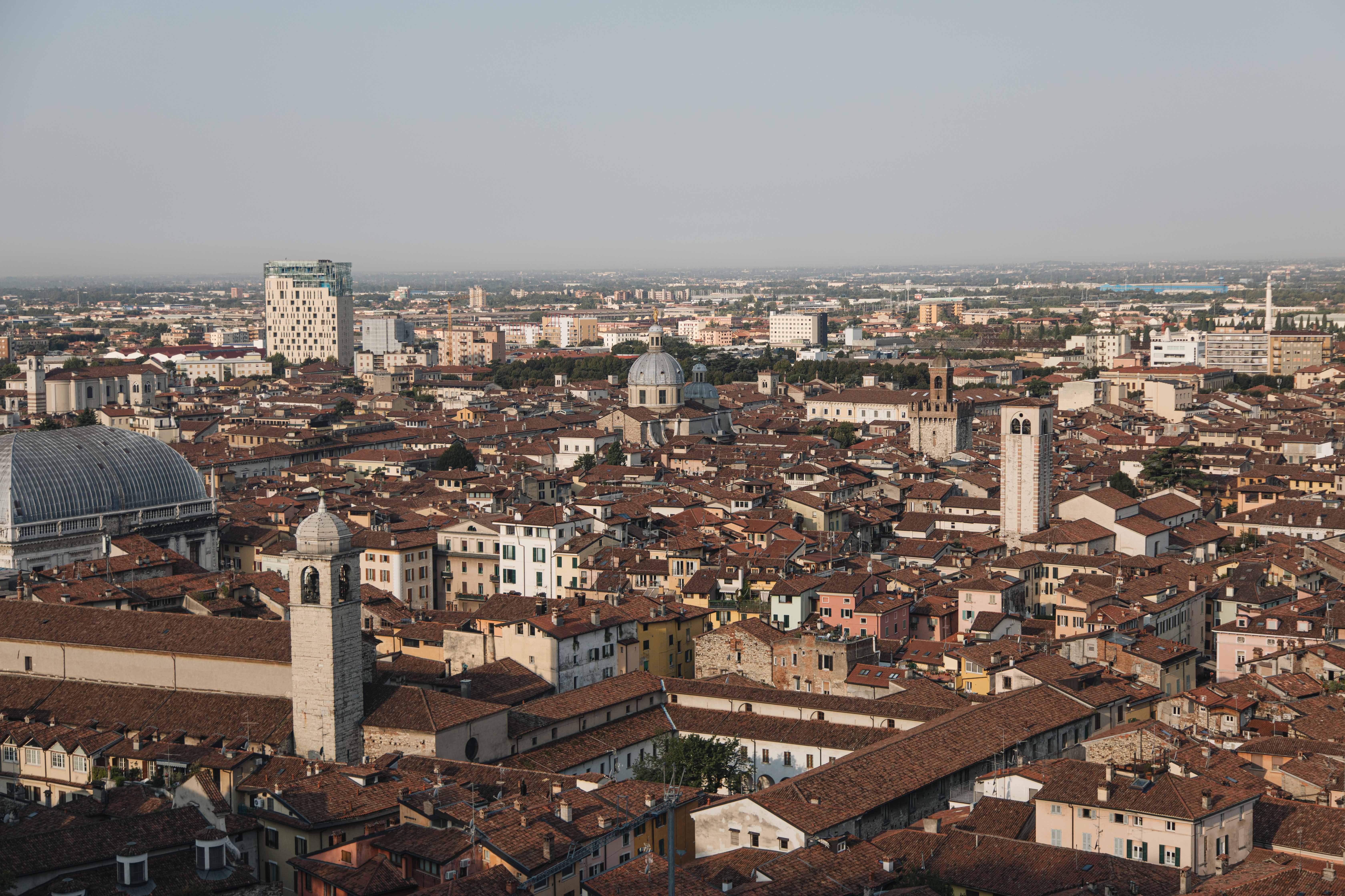 Toits surplombant une ville bondée Photo 