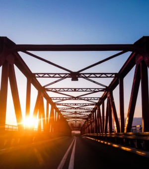 Foto do pôr do sol na estrada de uma ponte pavimentada 