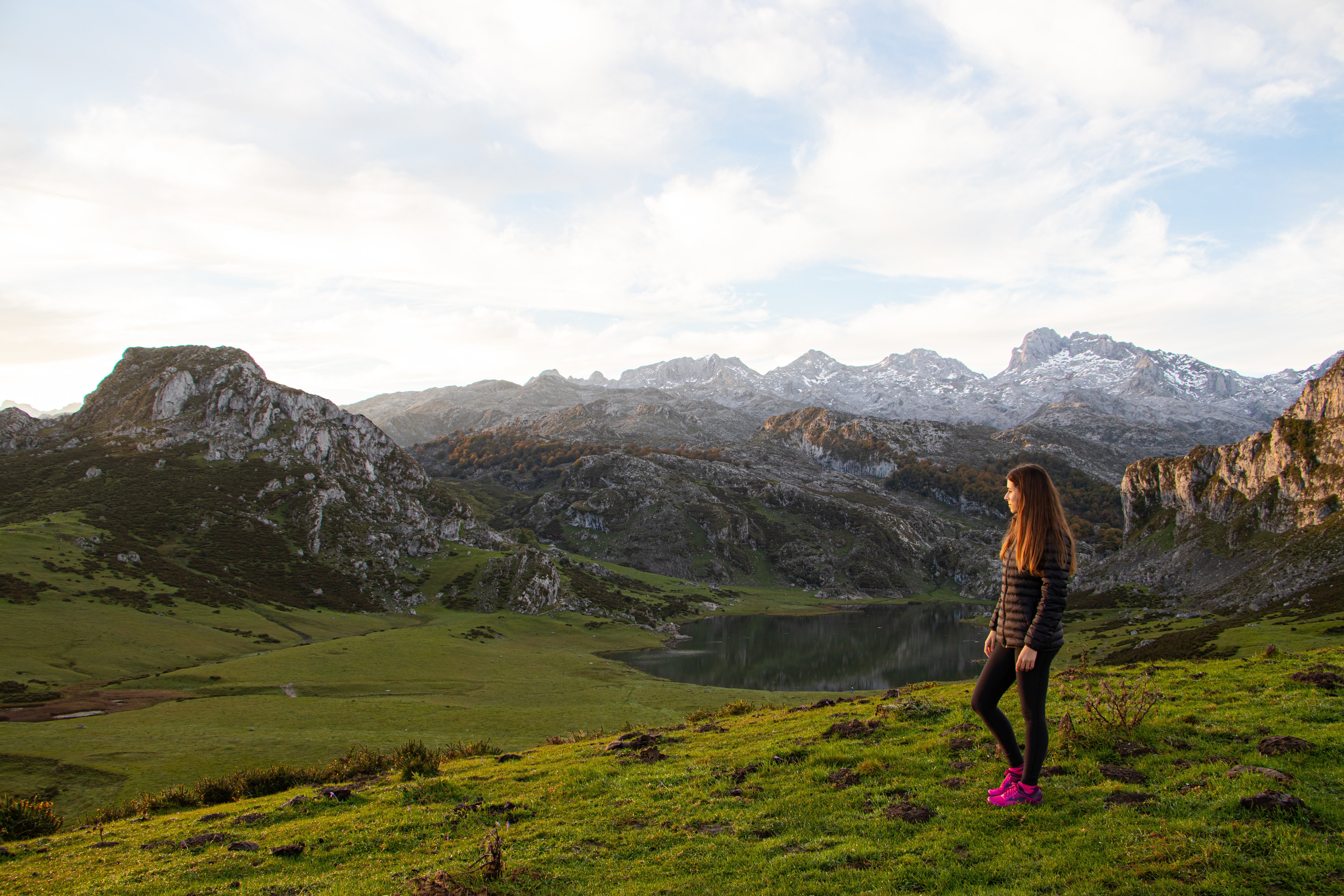 Personne se dresse et regarde vers la photo de montagnes verdoyantes 