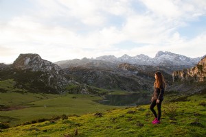 Persona de pie y mira hacia las exuberantes montañas verdes Foto 