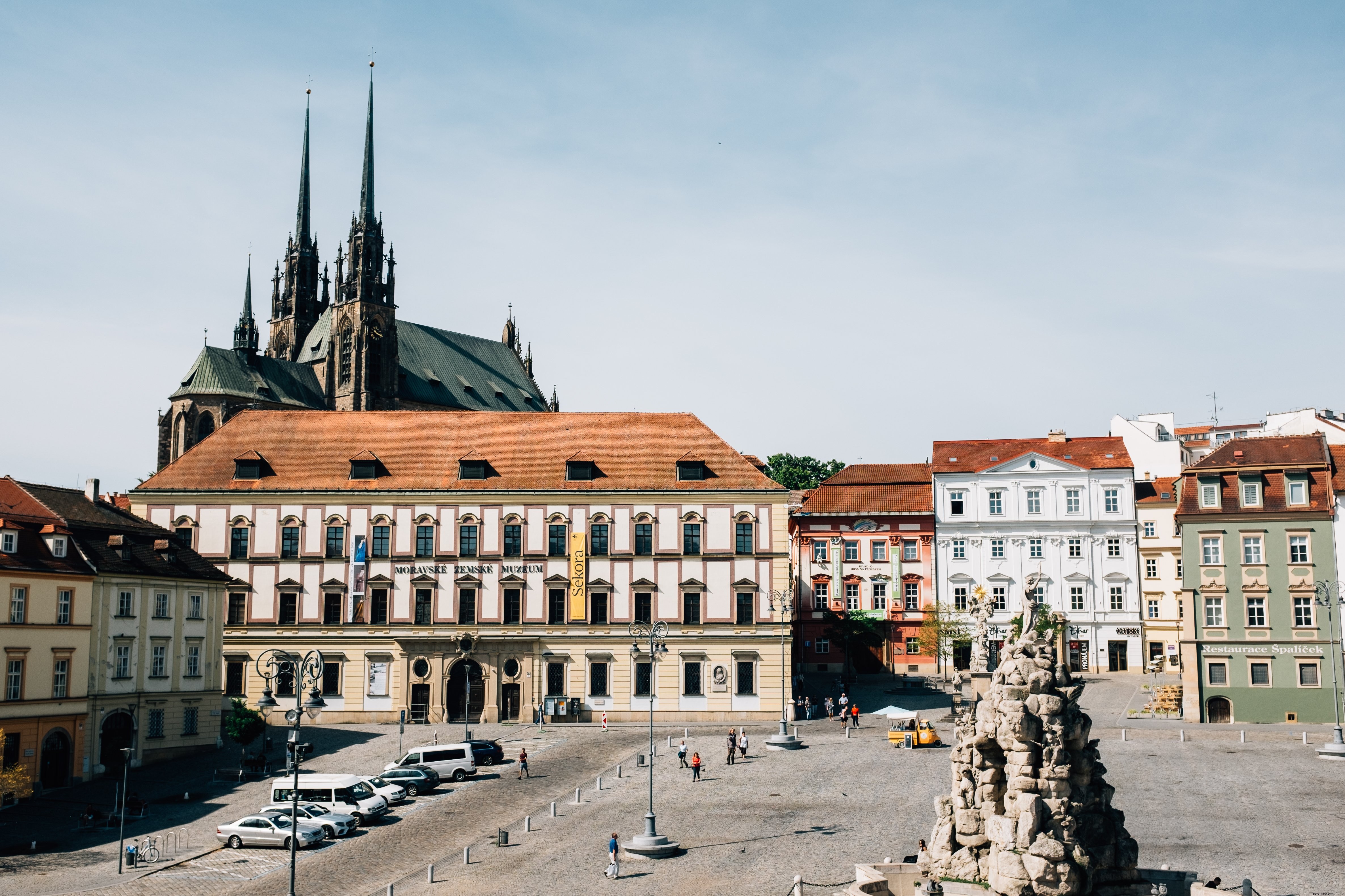 Piazza della città con il tetto della chiesa che sovrasta l edificio Photo 