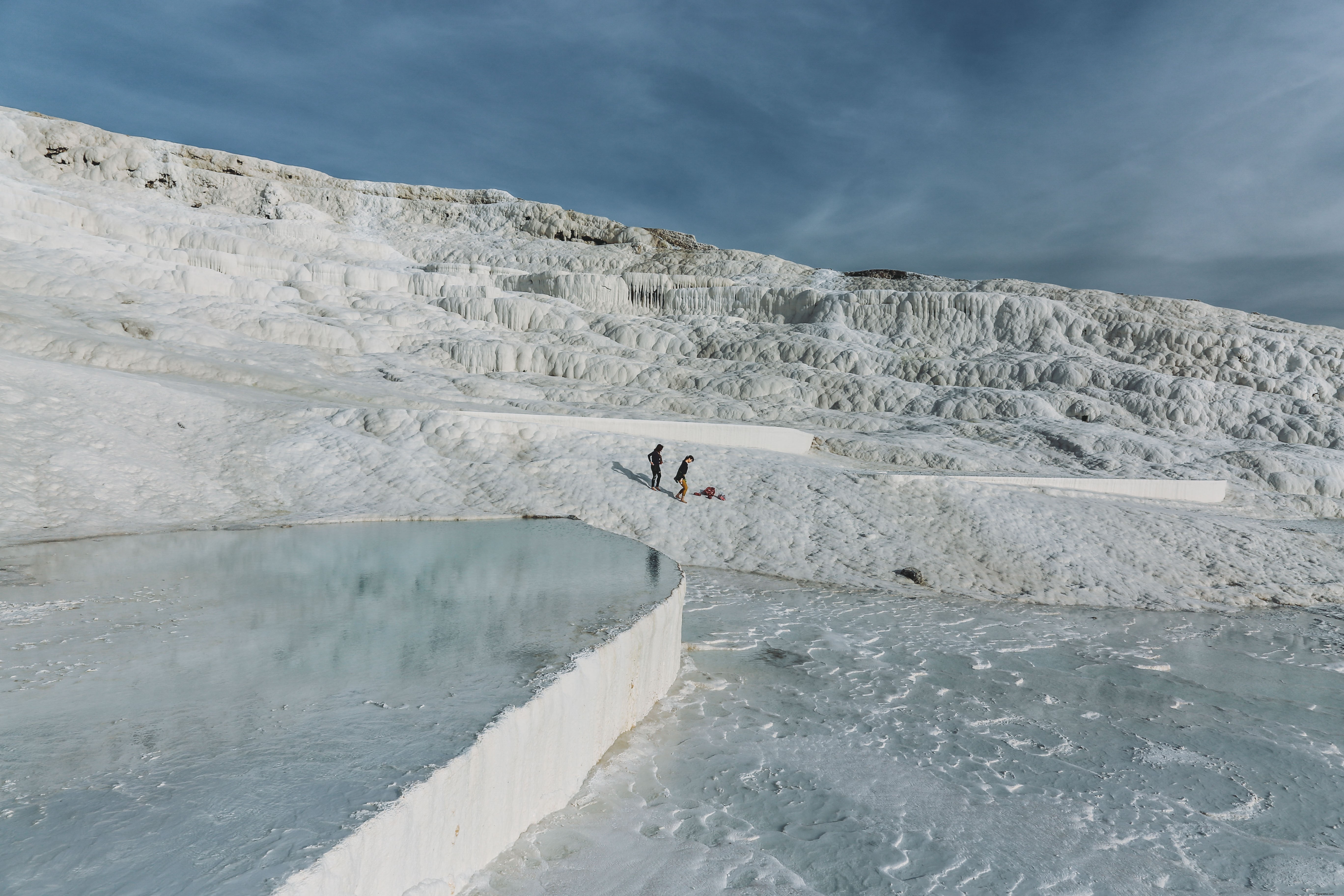 Turistas atraviesan piscinas termales reflectantes foto 