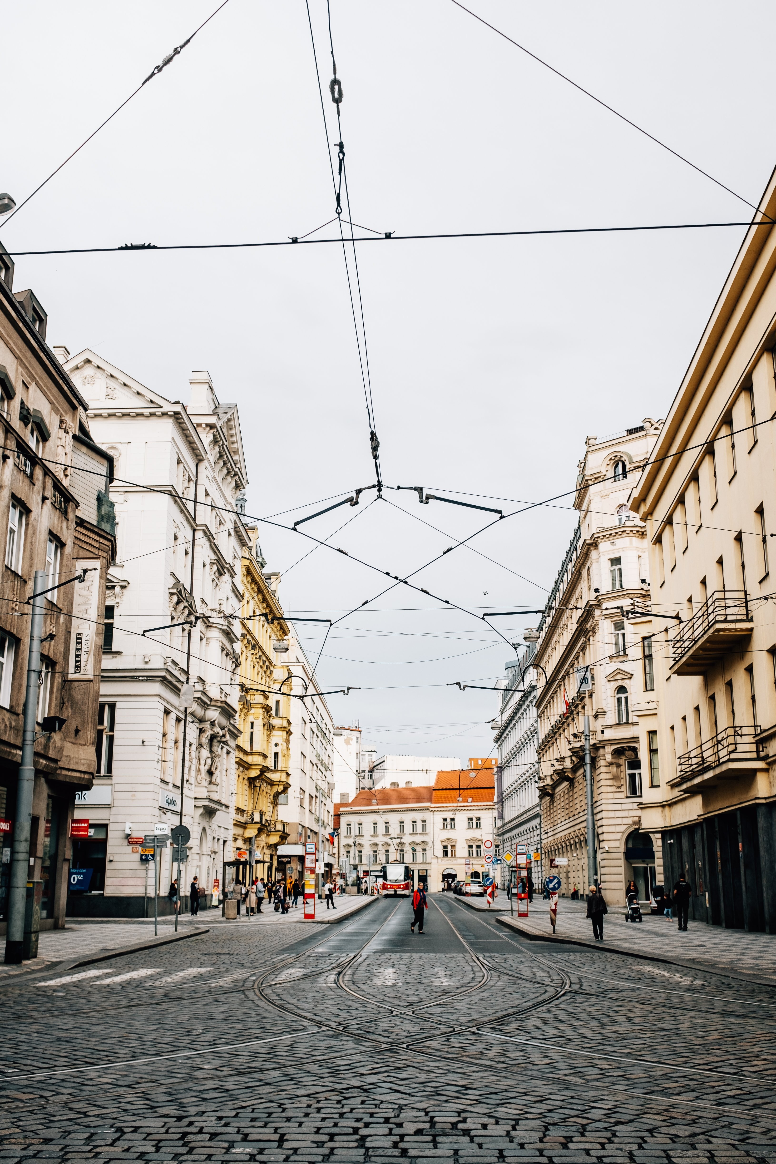 Foto de linhas de trânsito em uma rua tranquila 