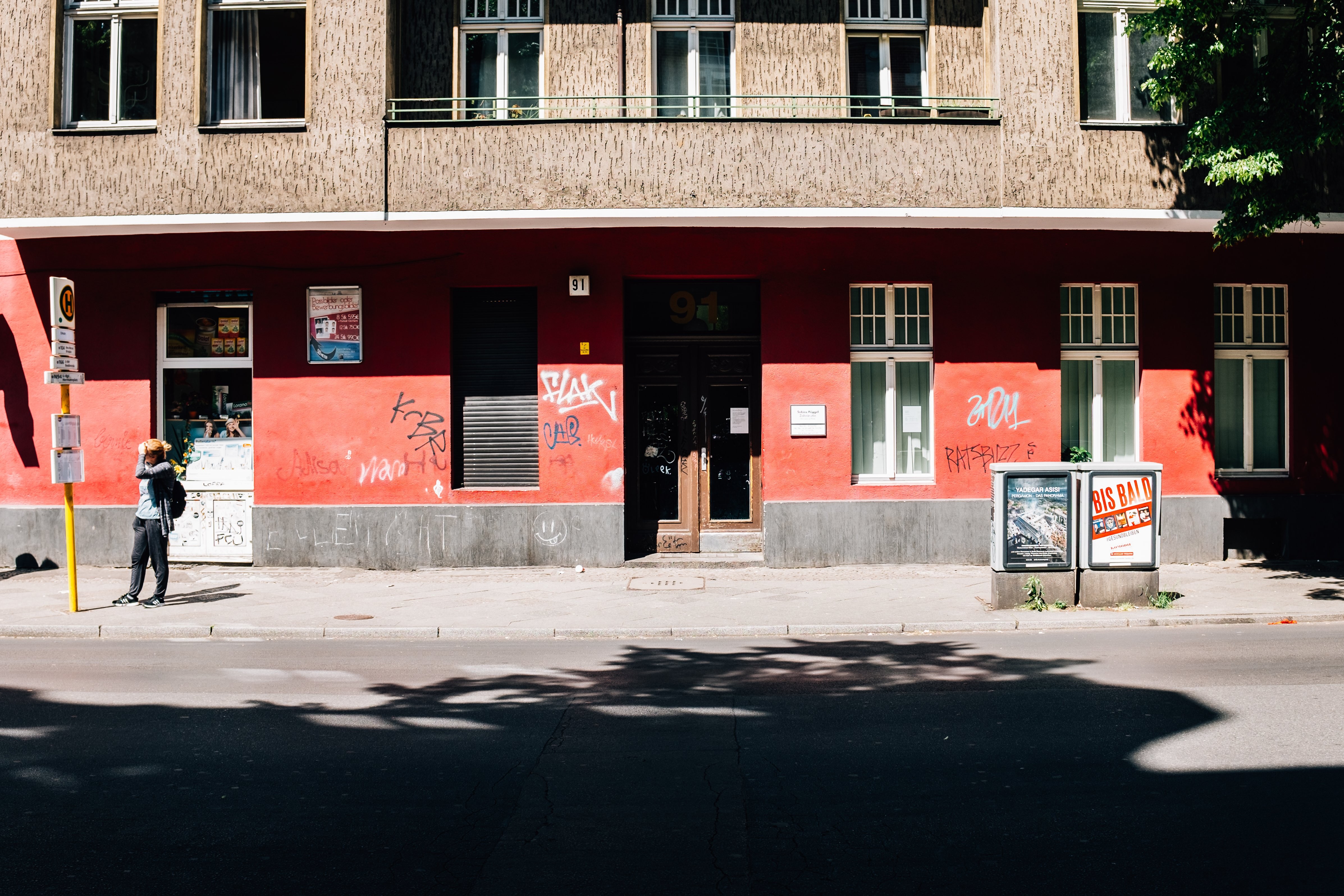 Edificio rojo y marrón con foto de graffiti 