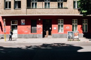 落書きの写真と赤と茶色の建物 