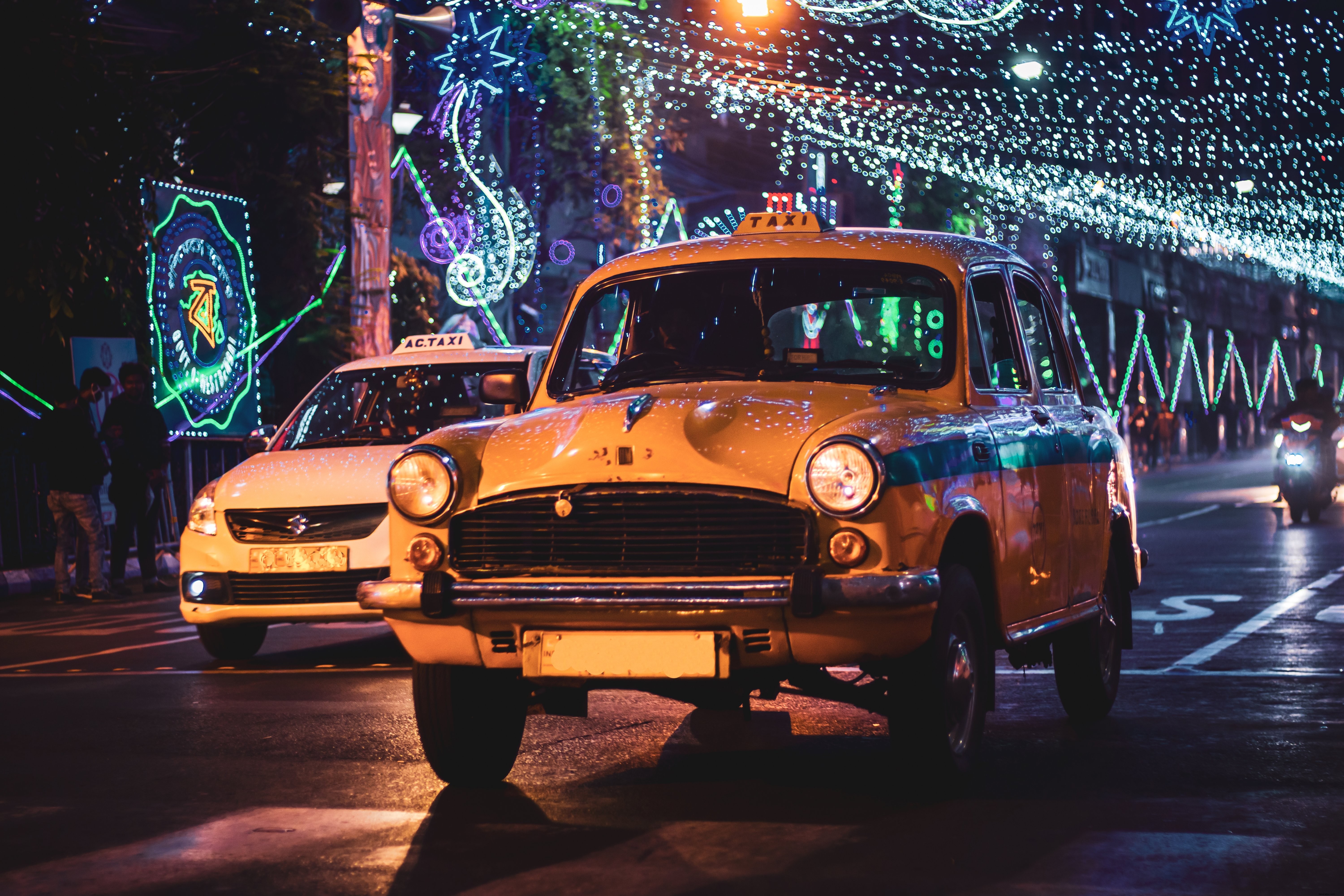 Luz de táxi com cordas de luzes à noite foto 