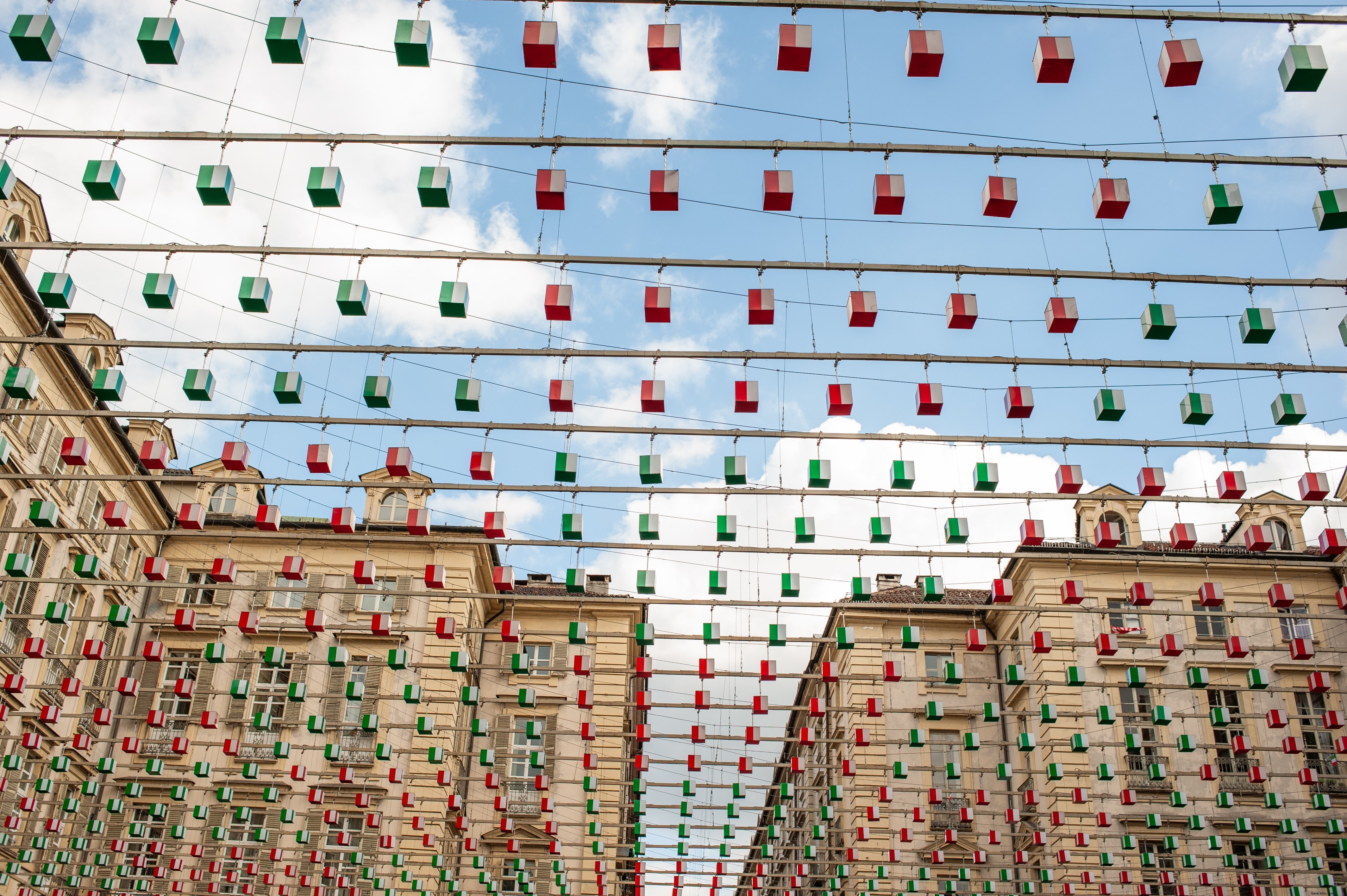 Cientos de faroles rojos y verdes colgando sobre la foto de la calle 