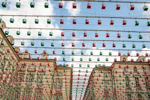 Des centaines de lanternes rouges et vertes suspendues au-dessus de la photo de rue 