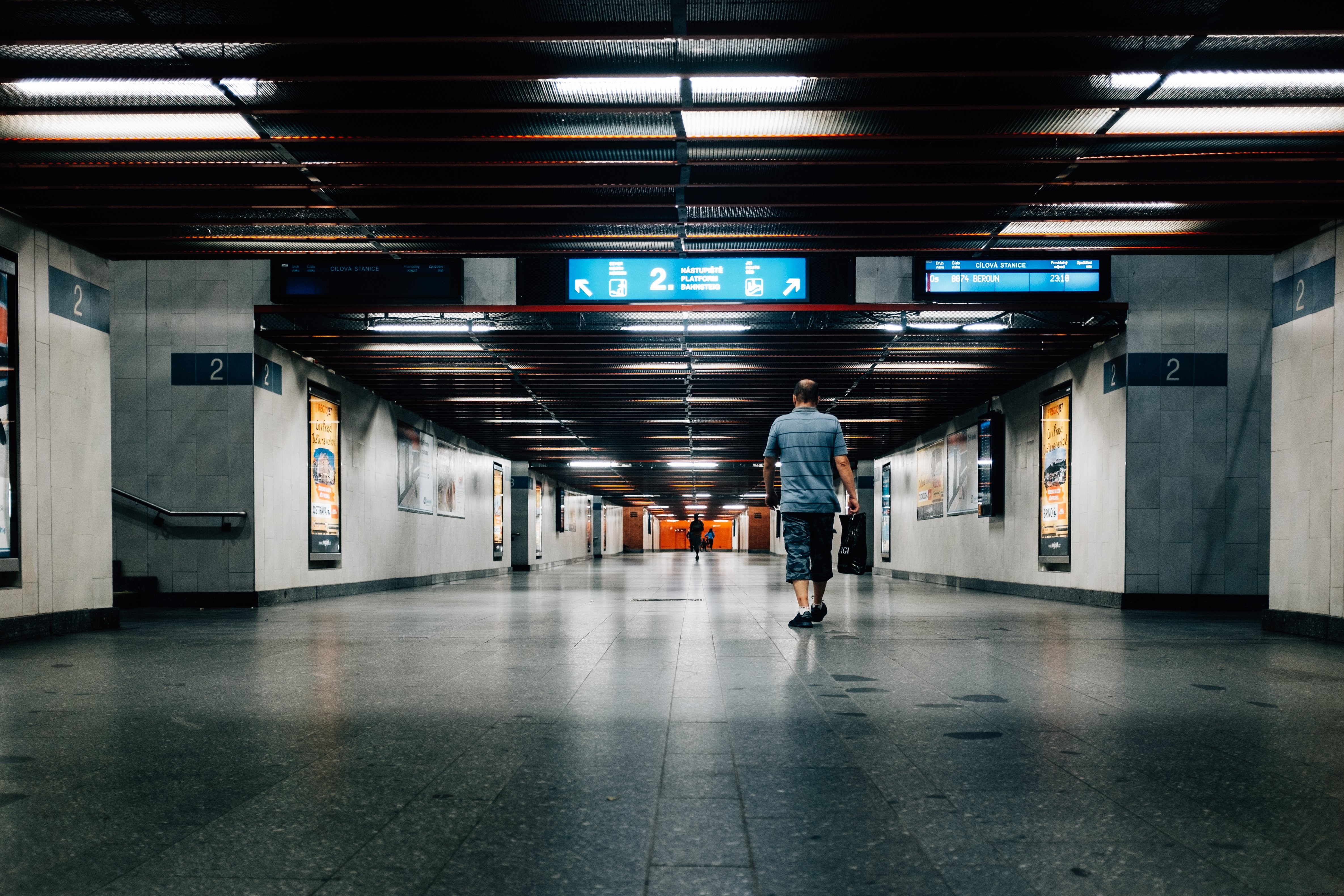 Lorong Lebar Berjajar Dengan Foto Angka 