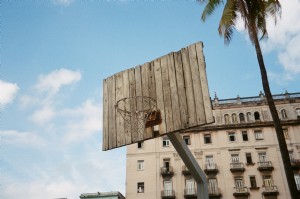 ウッドパネルのバックボード写真と素朴なバスケットボールネット 