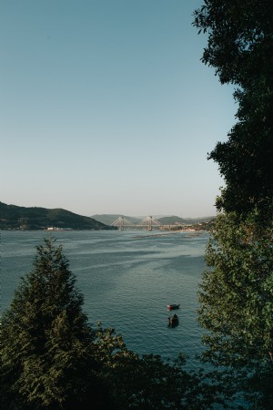 Vista dall alto della collina di due barche foto 