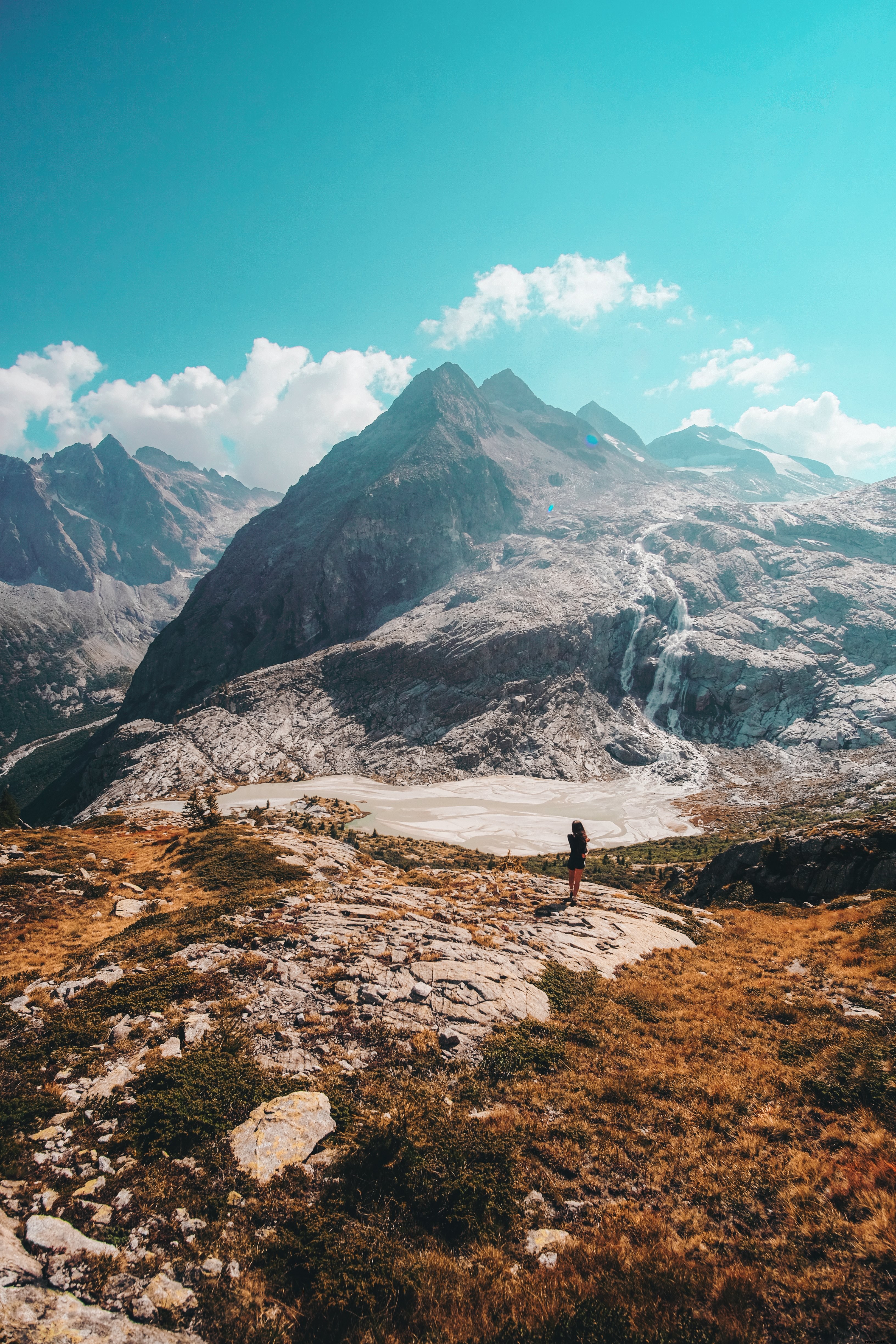 Personne prend dans une cascade dans les montagnes Photo 