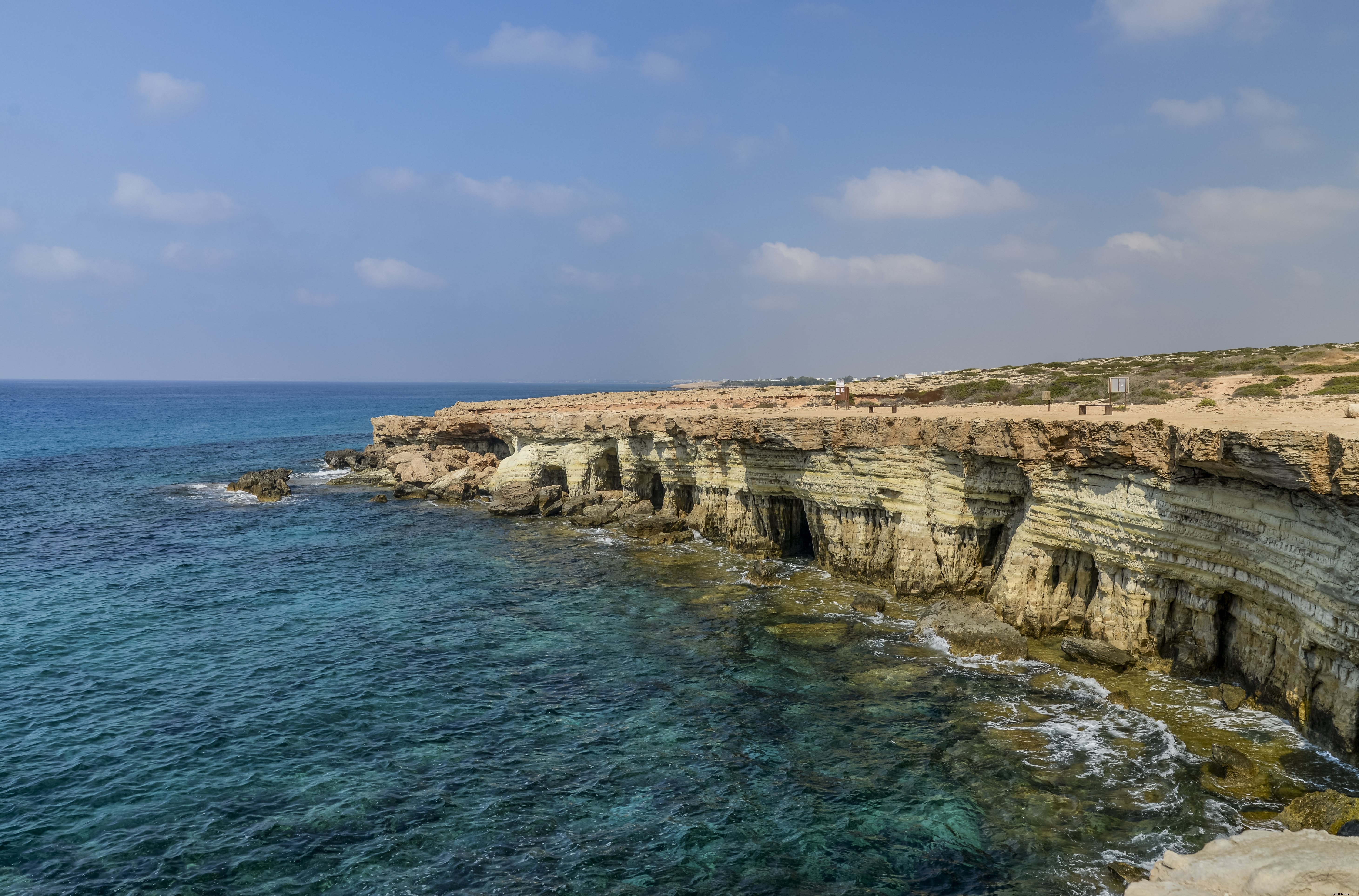 Scogliere con acqua blu cristallina sotto foto 