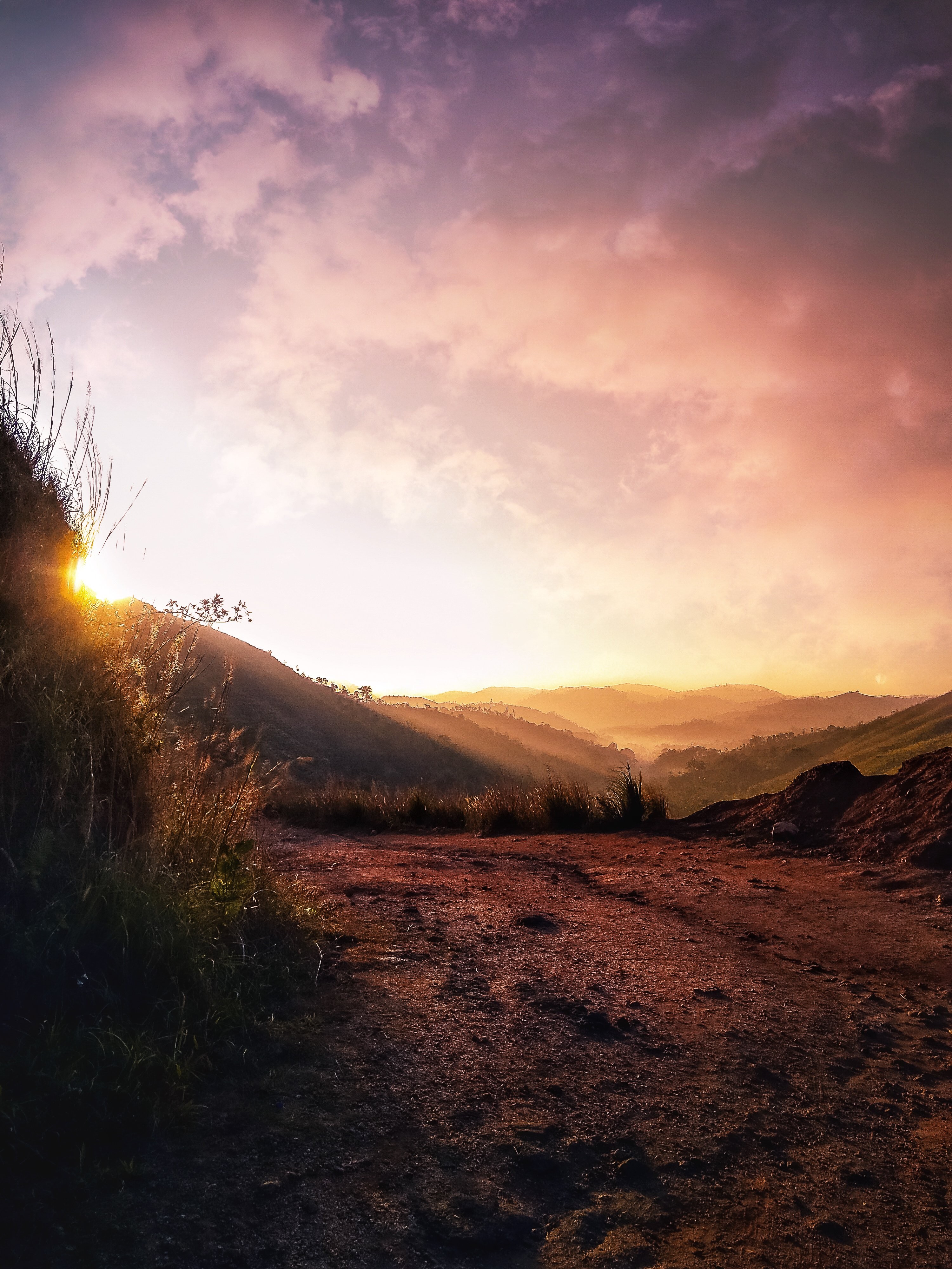 La luz del sol aporta color a la foto de las colinas 