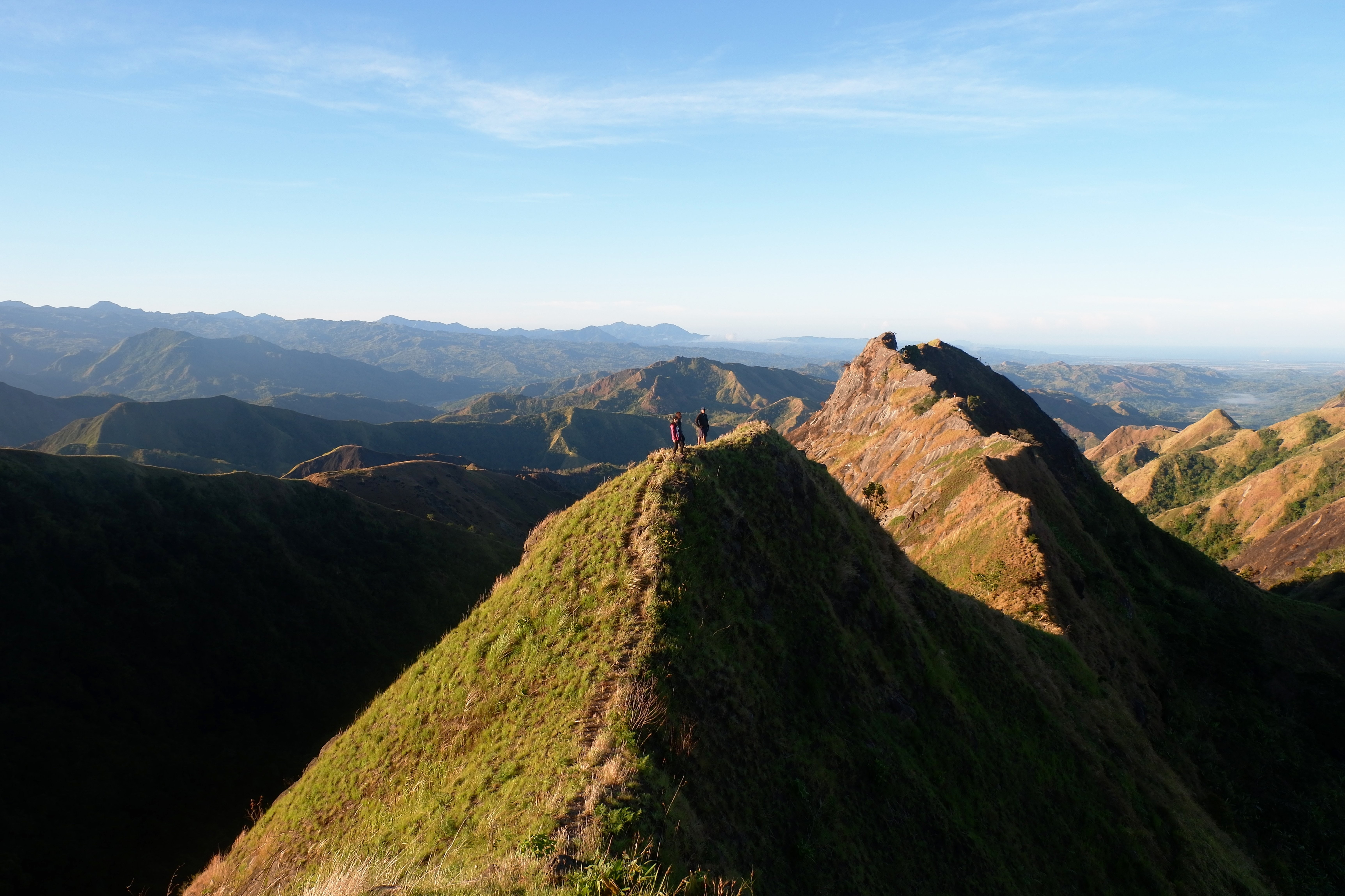 Foto de caminhantes caminhando ao longo do pico da montanha 