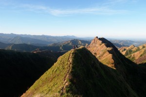 Pejalan Kaki Berjalan di Sepanjang Puncak Gunung Foto 