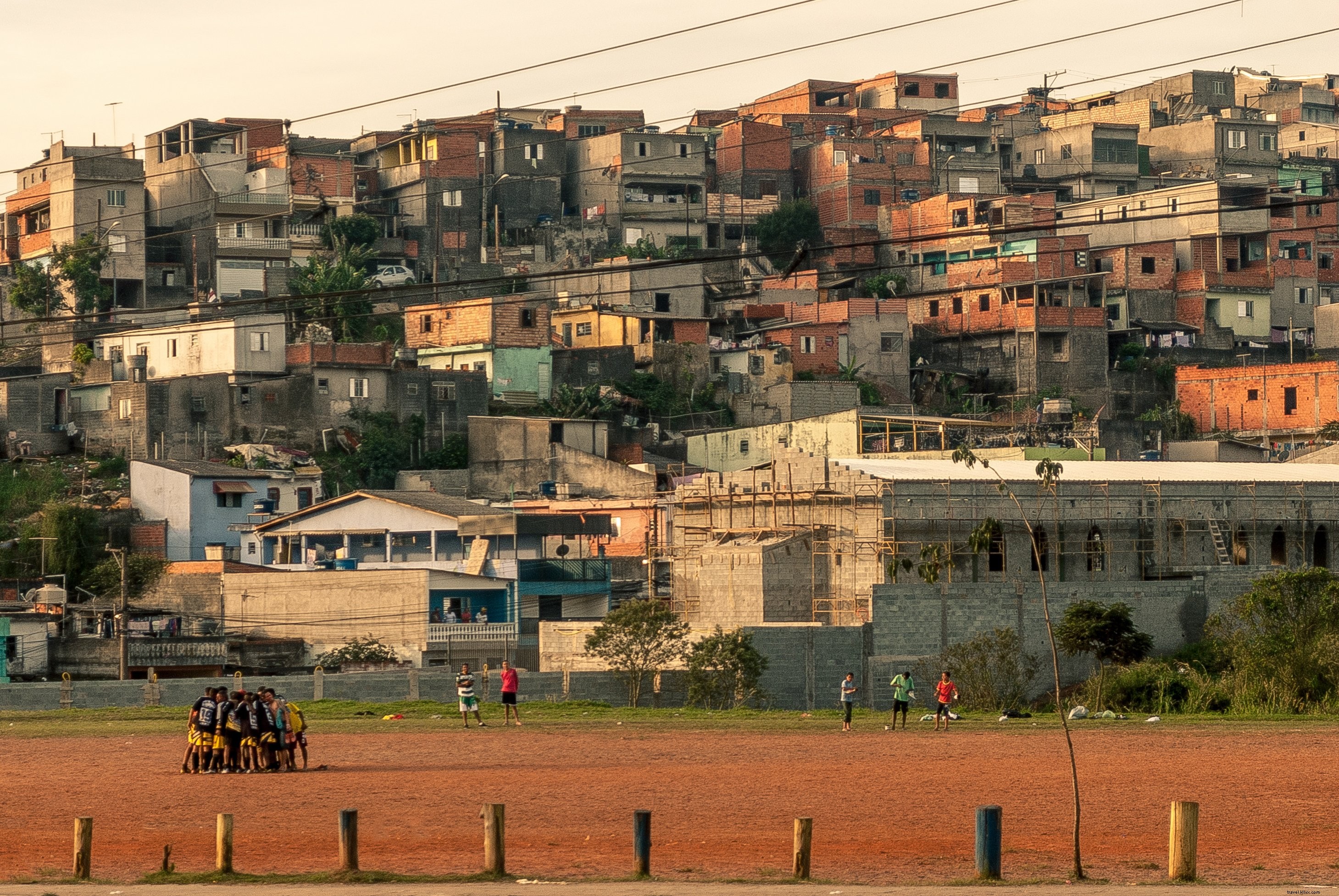 Personas apiñadas en una foto de campo de color óxido 