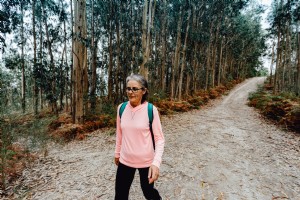 Femme marche dans un chemin bordé d arbres Photo 