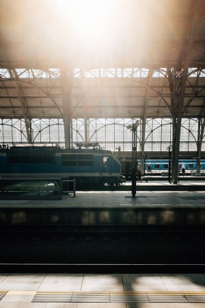 写真を待っている2つの青い列車のある駅 