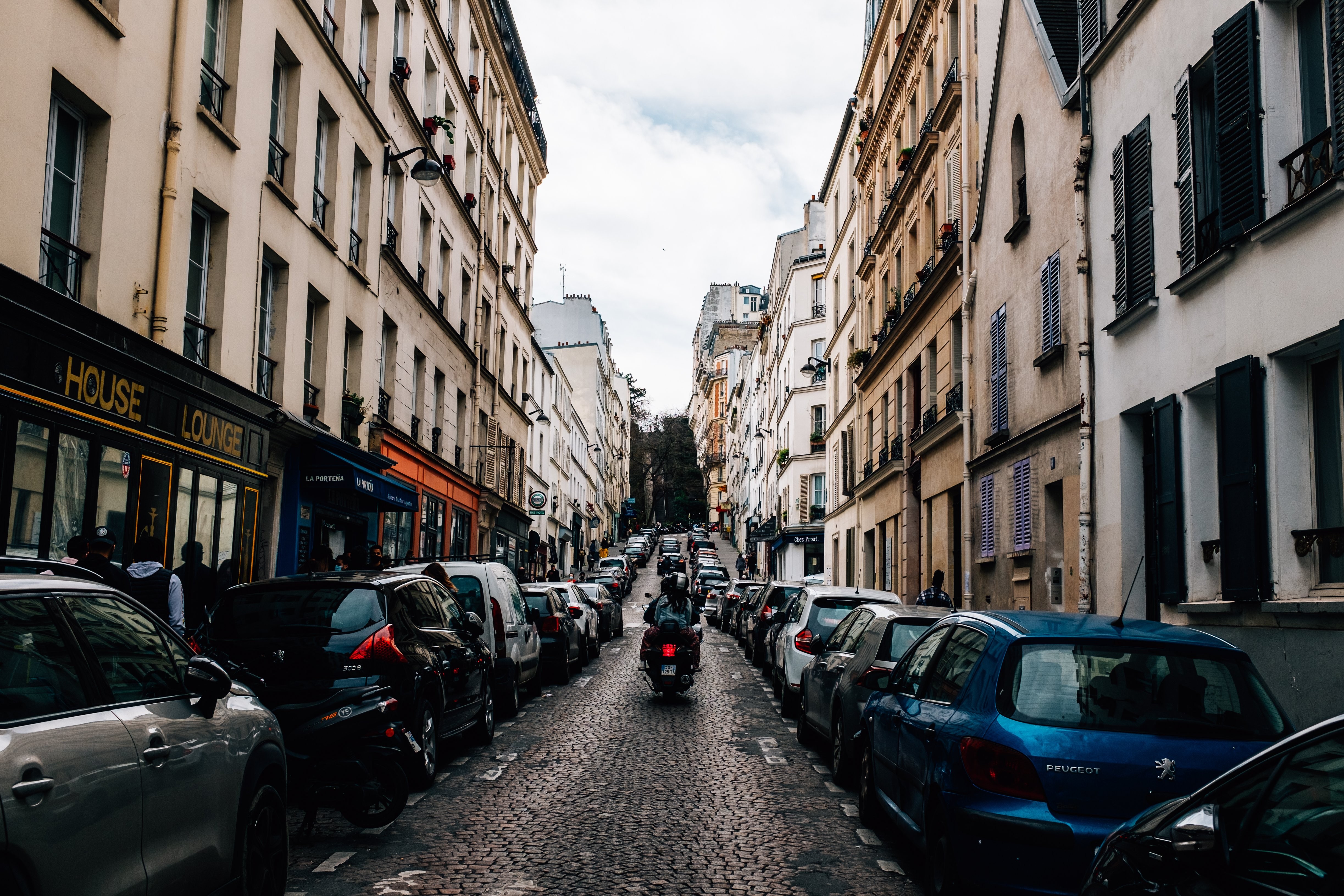 Moto monte jusqu à la rue pavée étroite Photo 