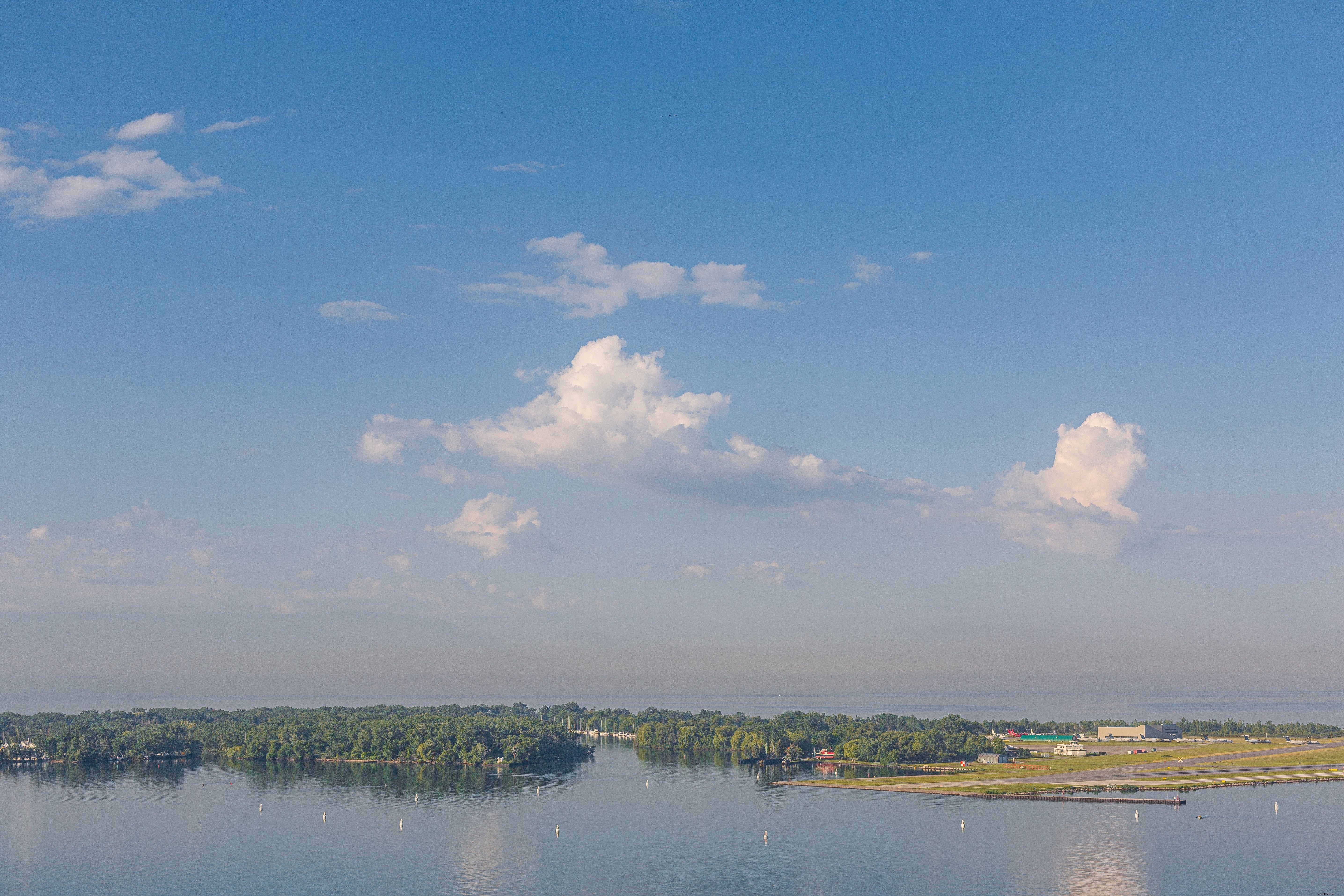 Grande cielo nuvoloso con vista sull acqua e sulle isole foto 