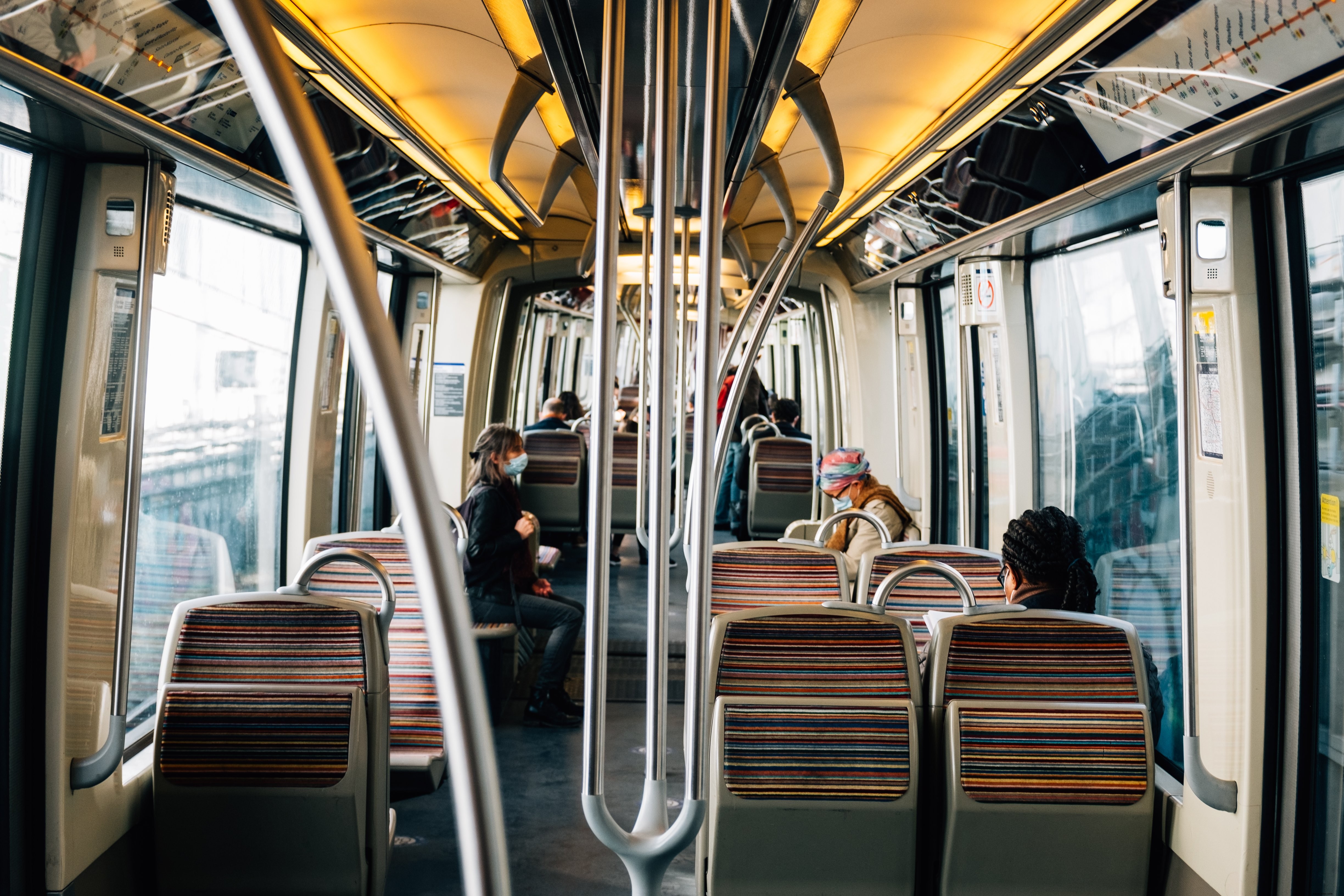 Personnes portant des masques faciaux se déplaçant dans un bus Photo 