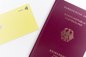Cartellino giallo e una foto flatlay del passaporto rosso e oro 