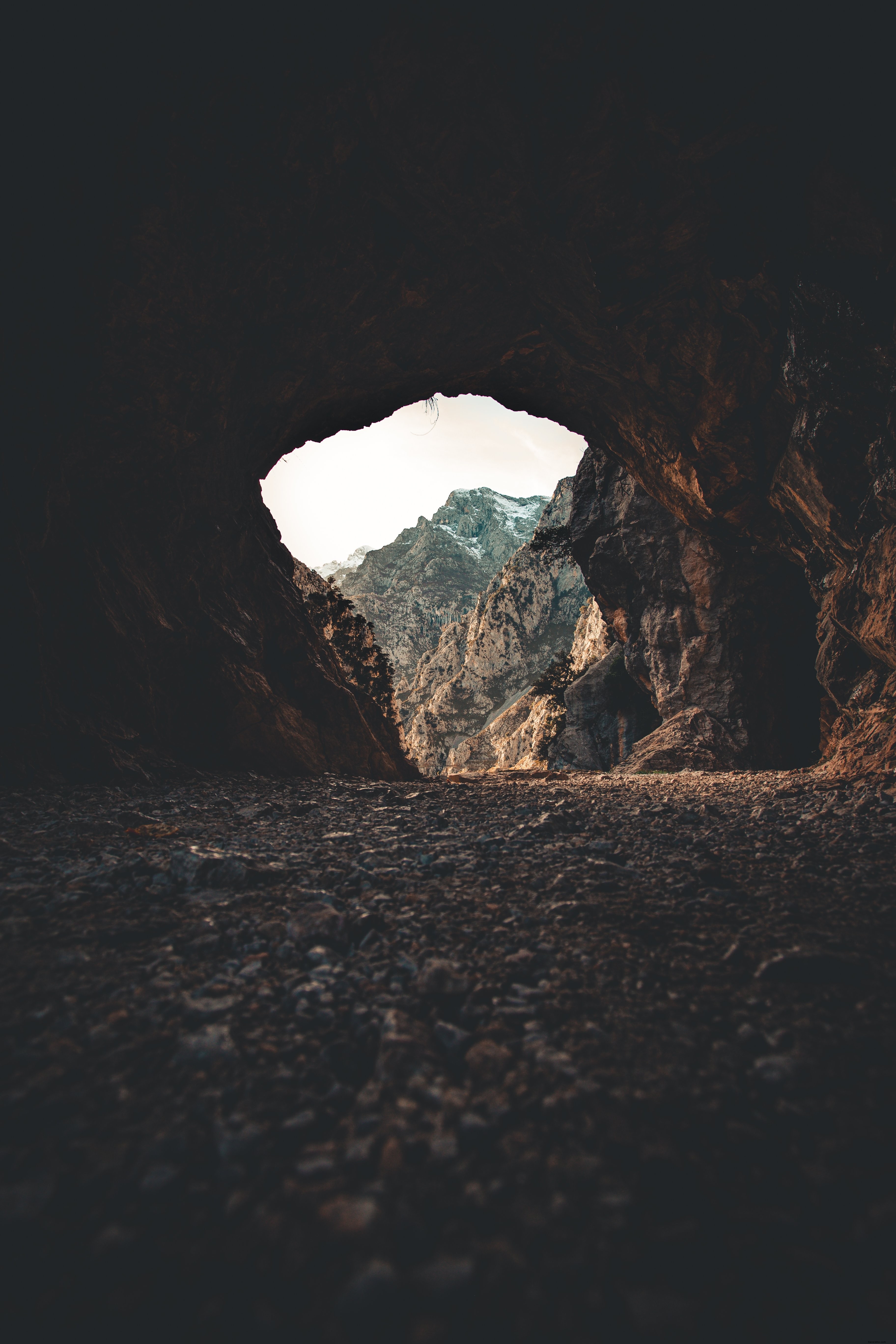 Olhando para fora de uma foto de caverna 