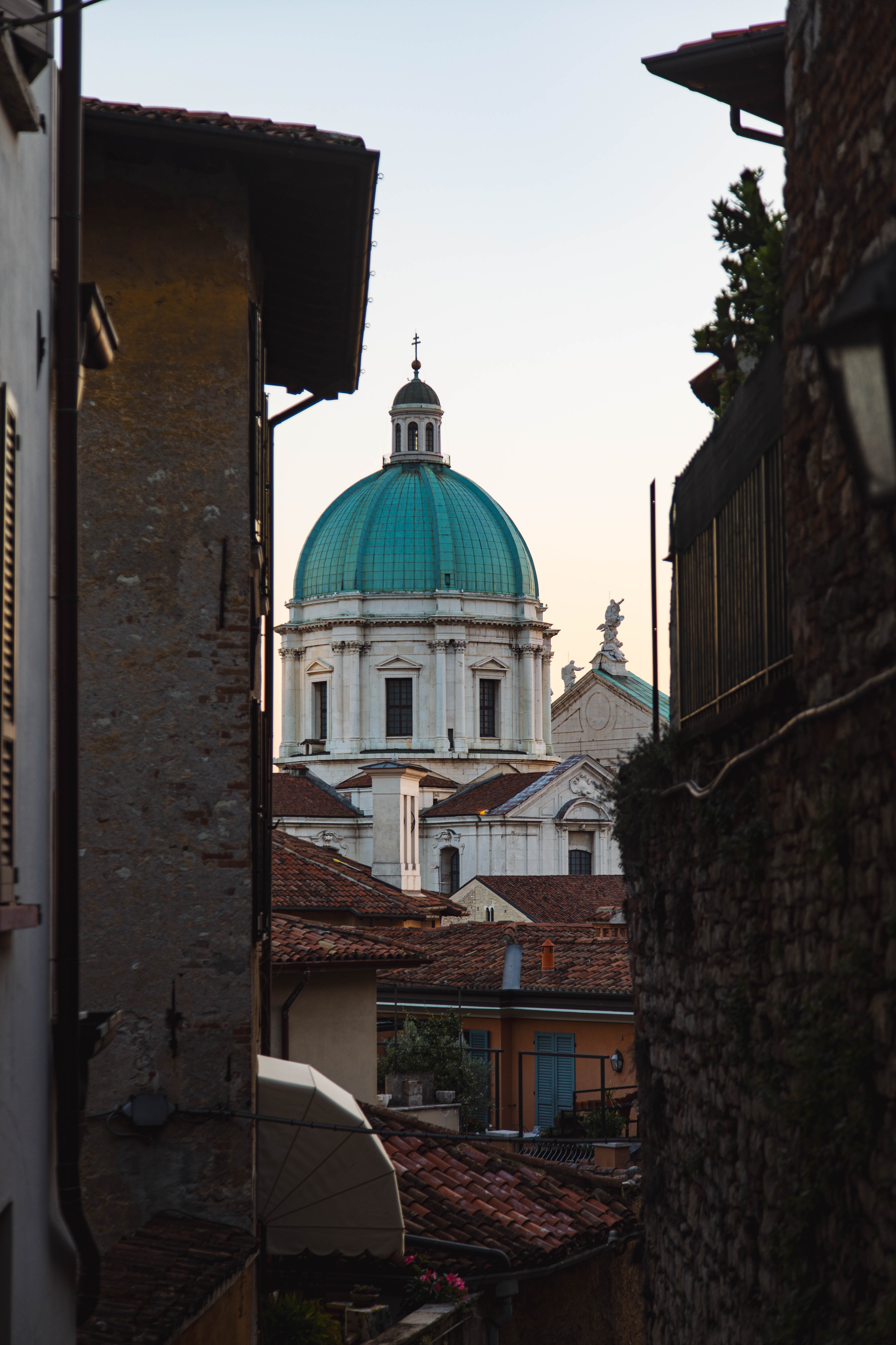 Vista estrecha de los tejados y la foto de la iglesia 