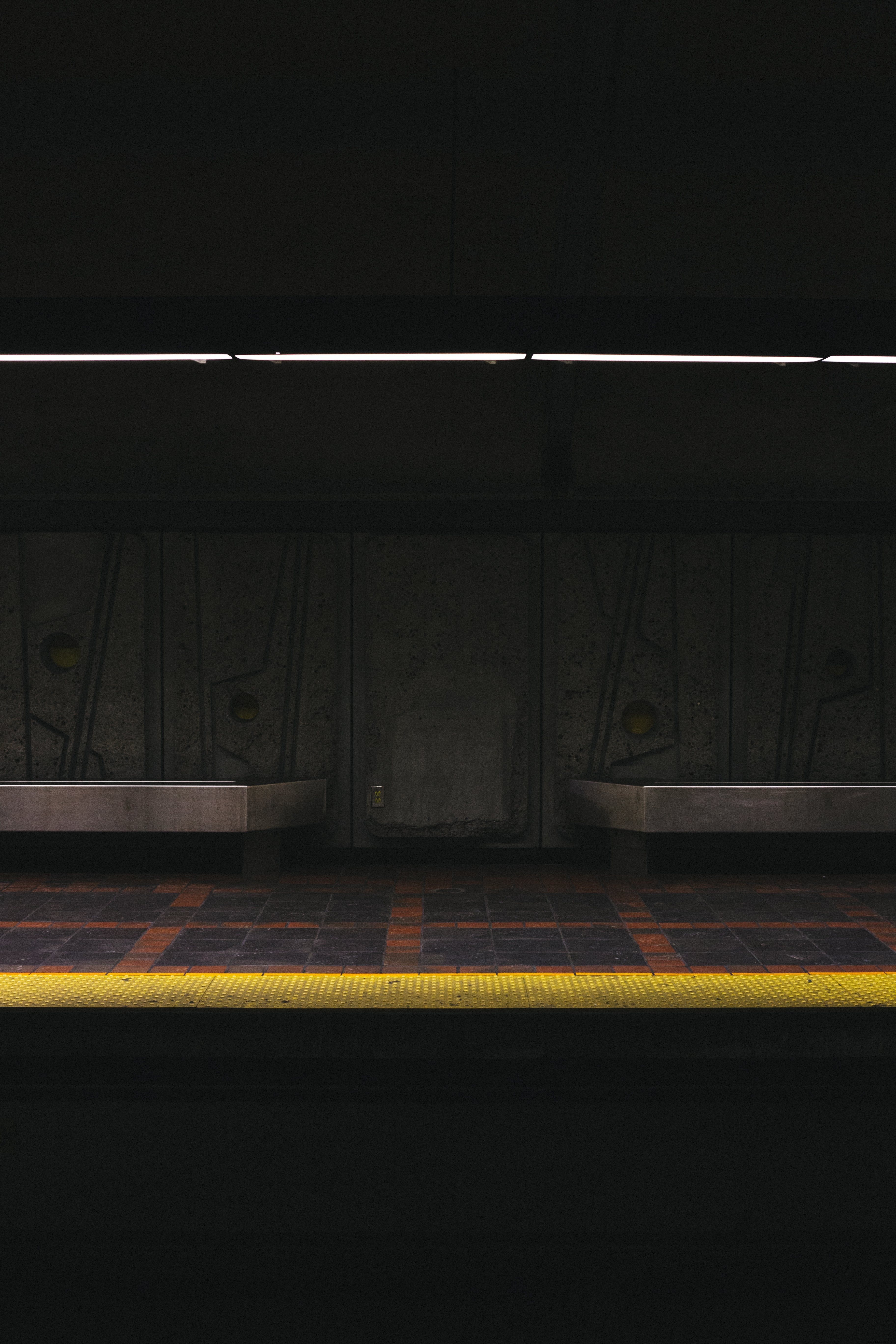 地下鉄のプラットフォーム写真のローライト 