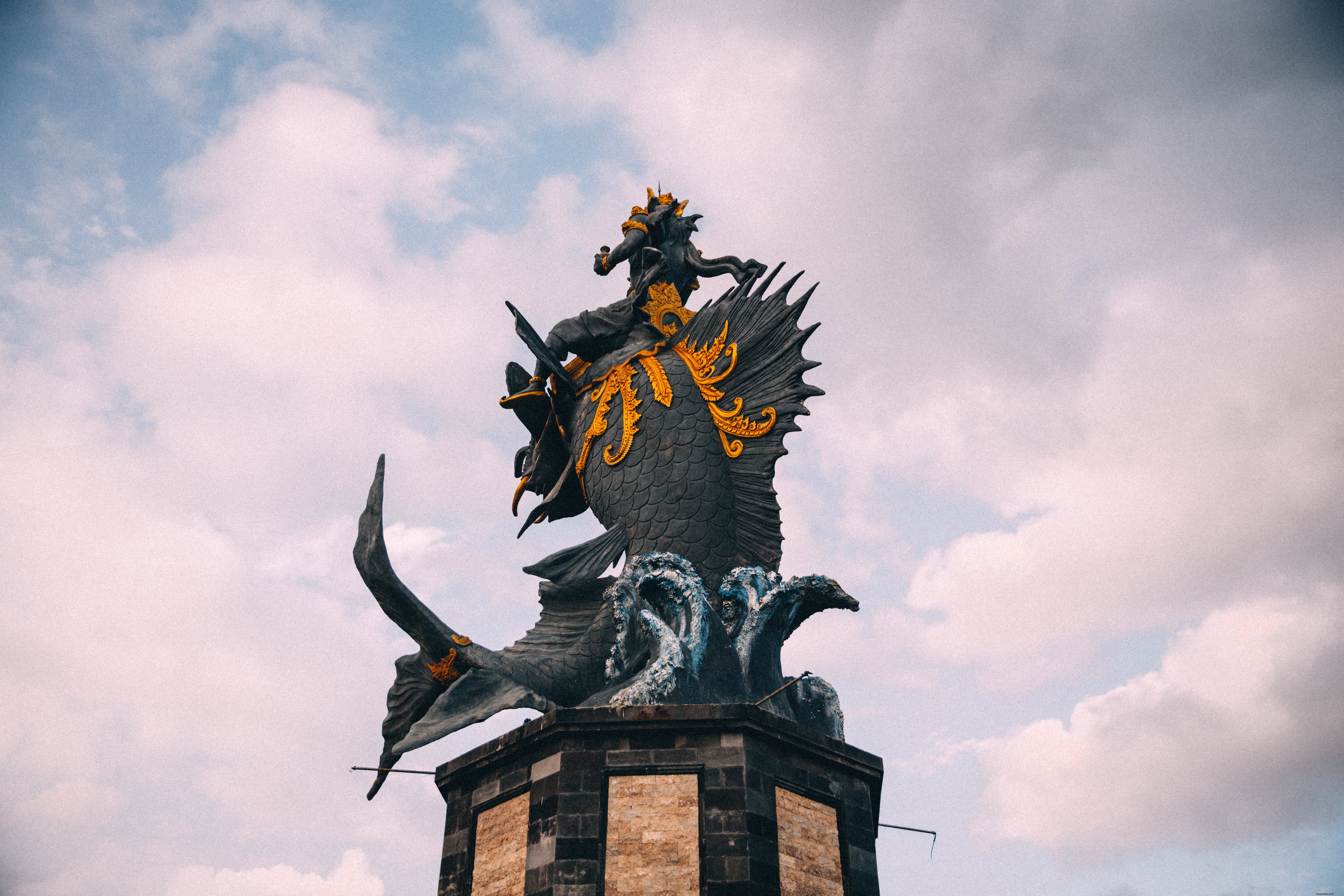 Una estatua de Poseidón montando un pez grande en una foto de ola 