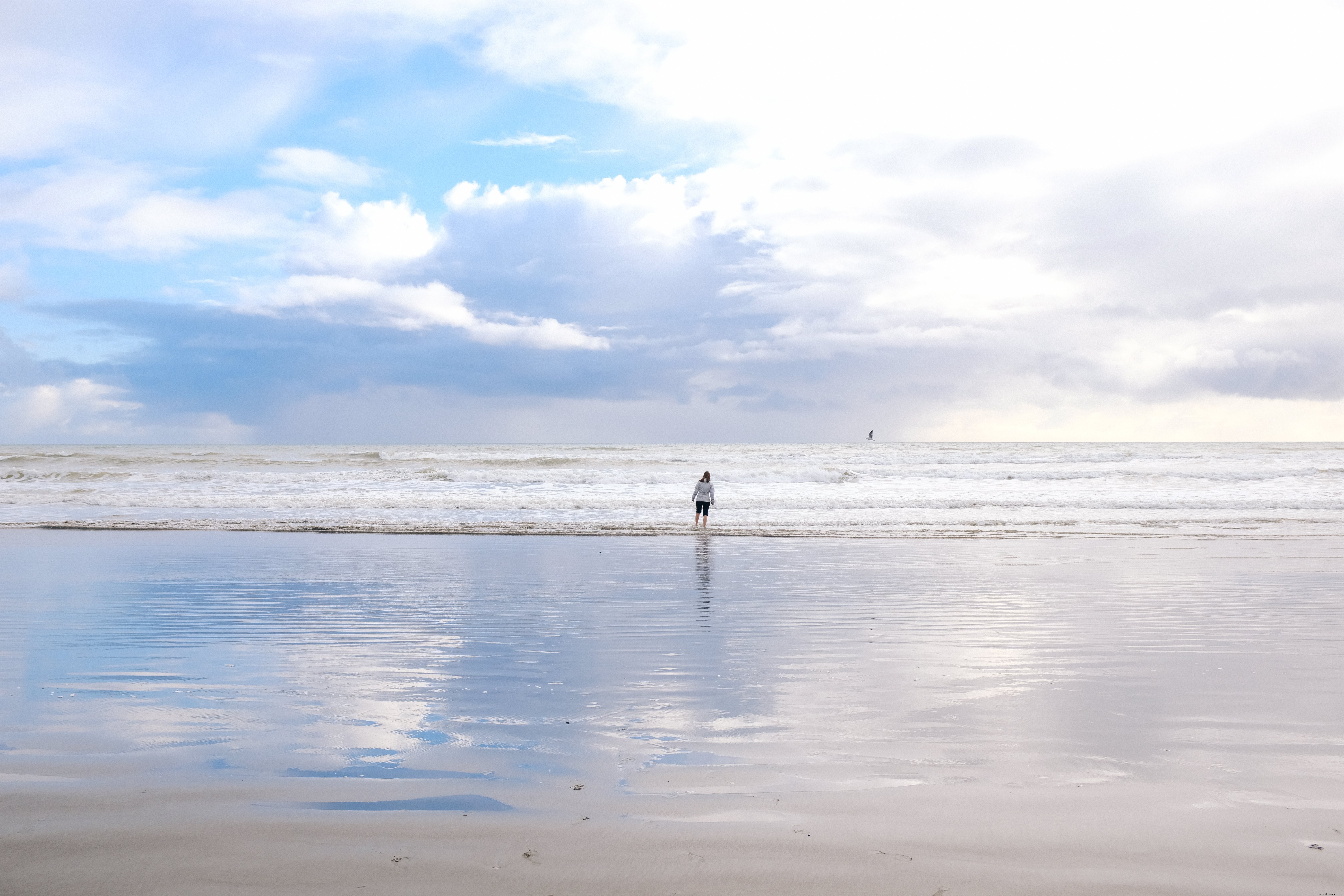 Foto Wanita Mengarungi Air Di Pantai 