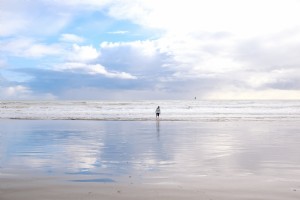 Foto Wanita Mengarungi Air Di Pantai 