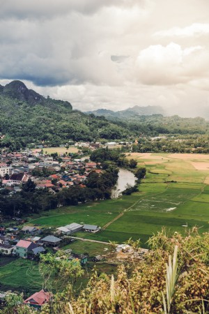 Une rivière sépare la communauté de maisons des rizières Photo 