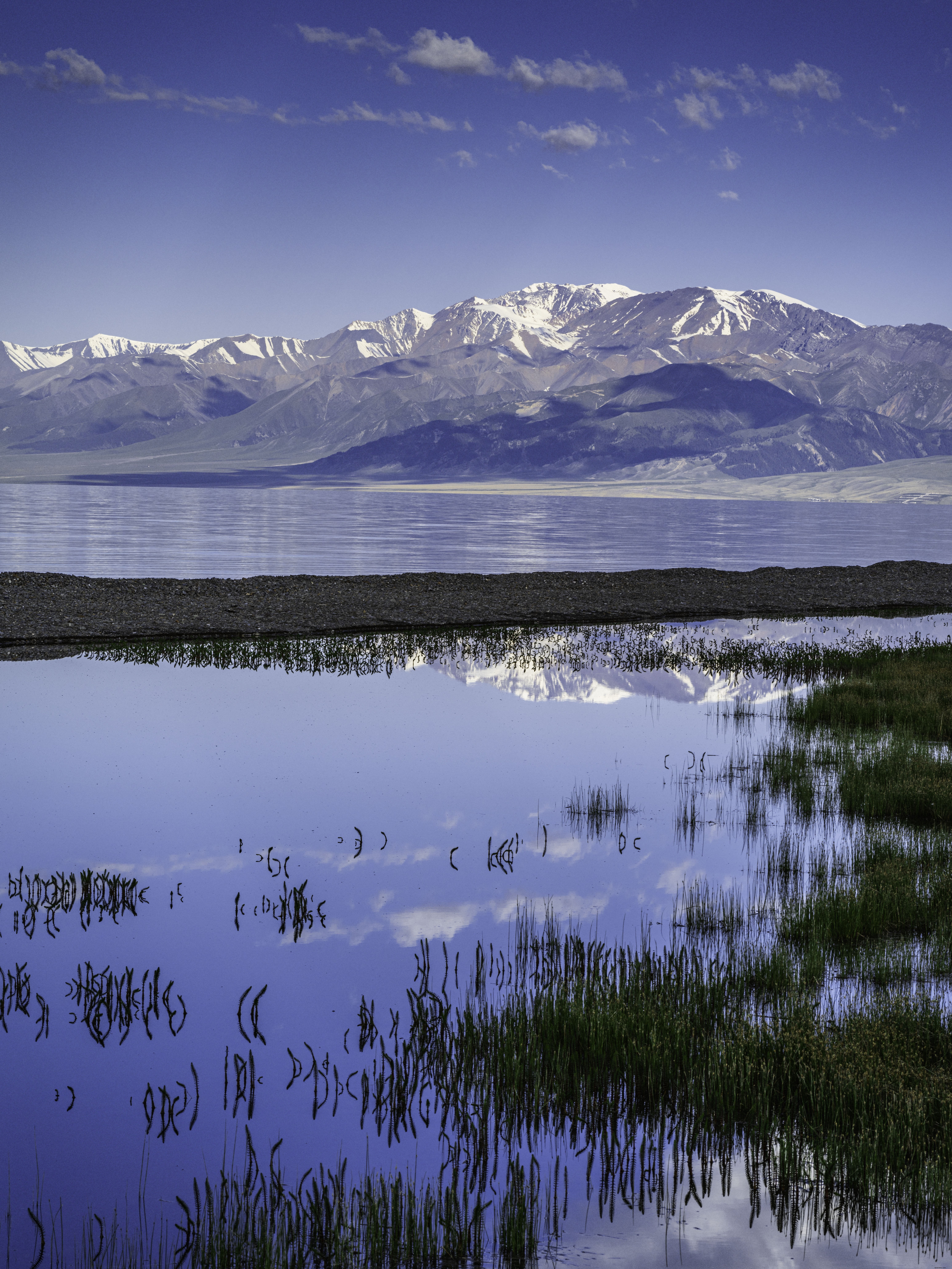 Montañas reflejadas en el lago debajo de la foto 