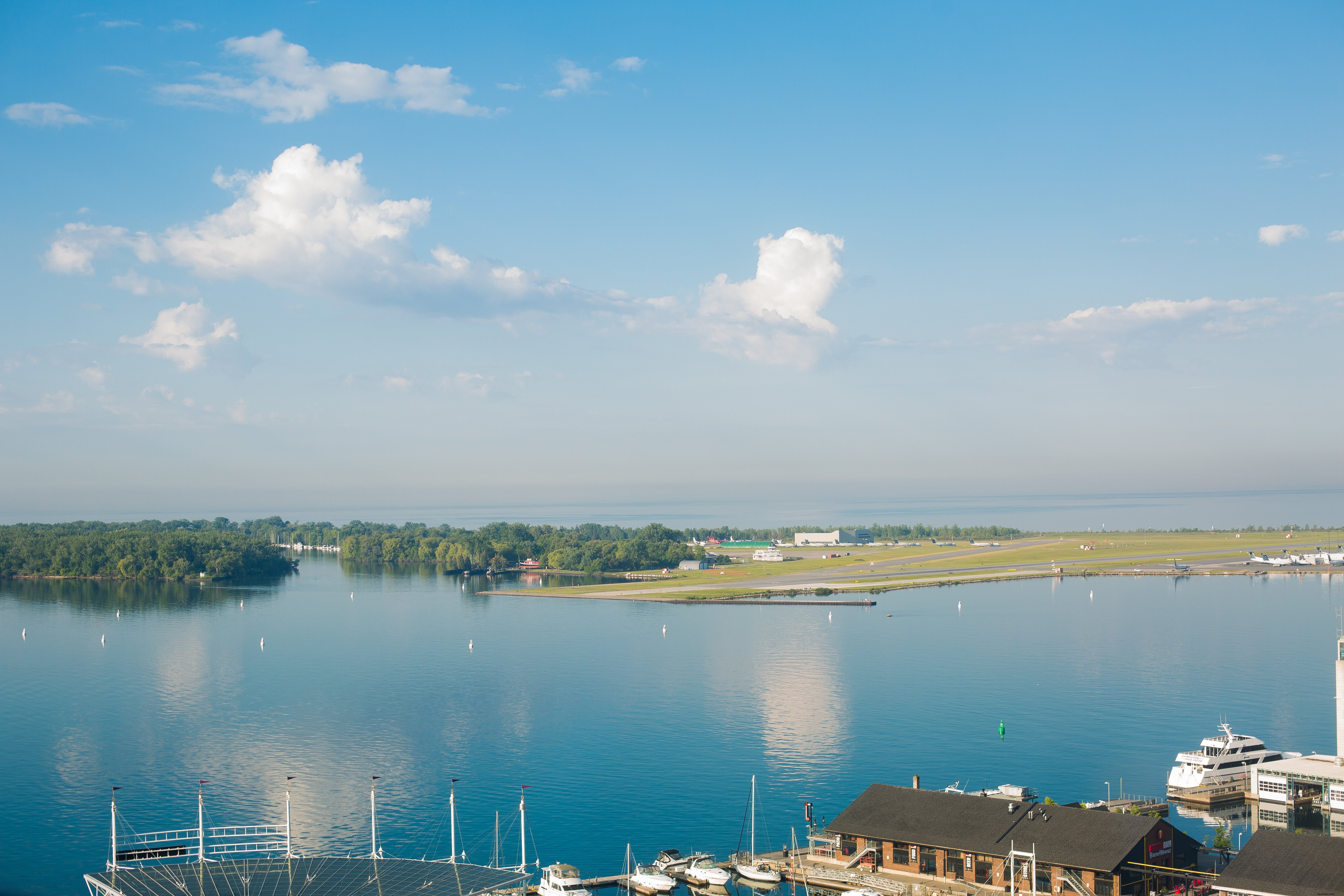 Veduta di un porto turistico e di un aeroporto dell isola foto 