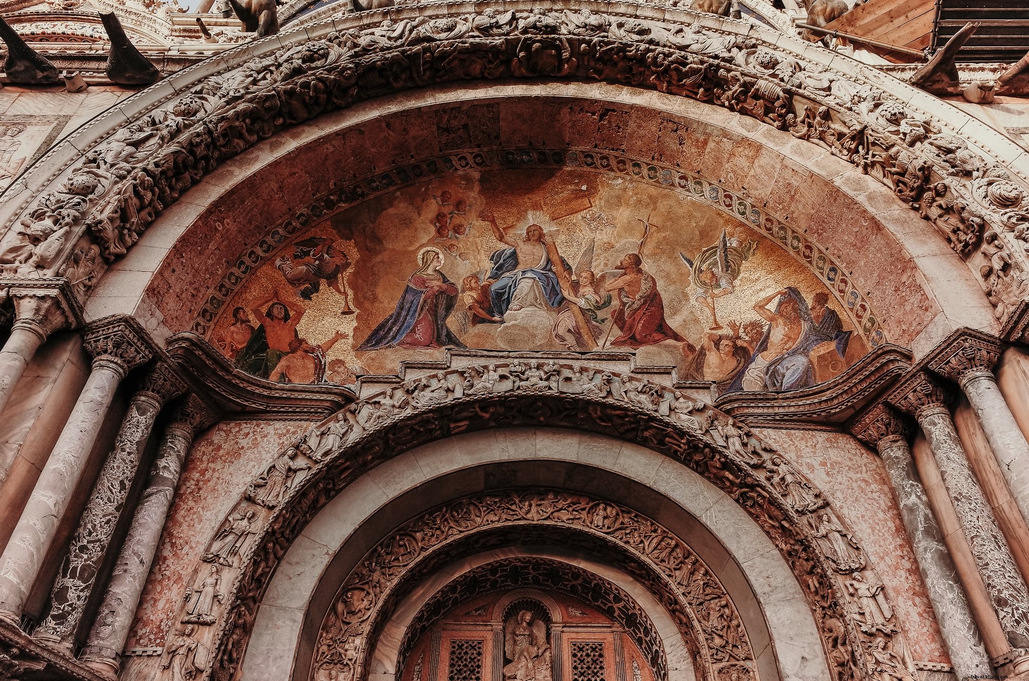 Alcôve dans un immeuble avec une photo de peinture religieuse 
