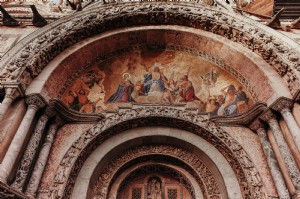 宗教画の写真が描かれた建物の床の間 