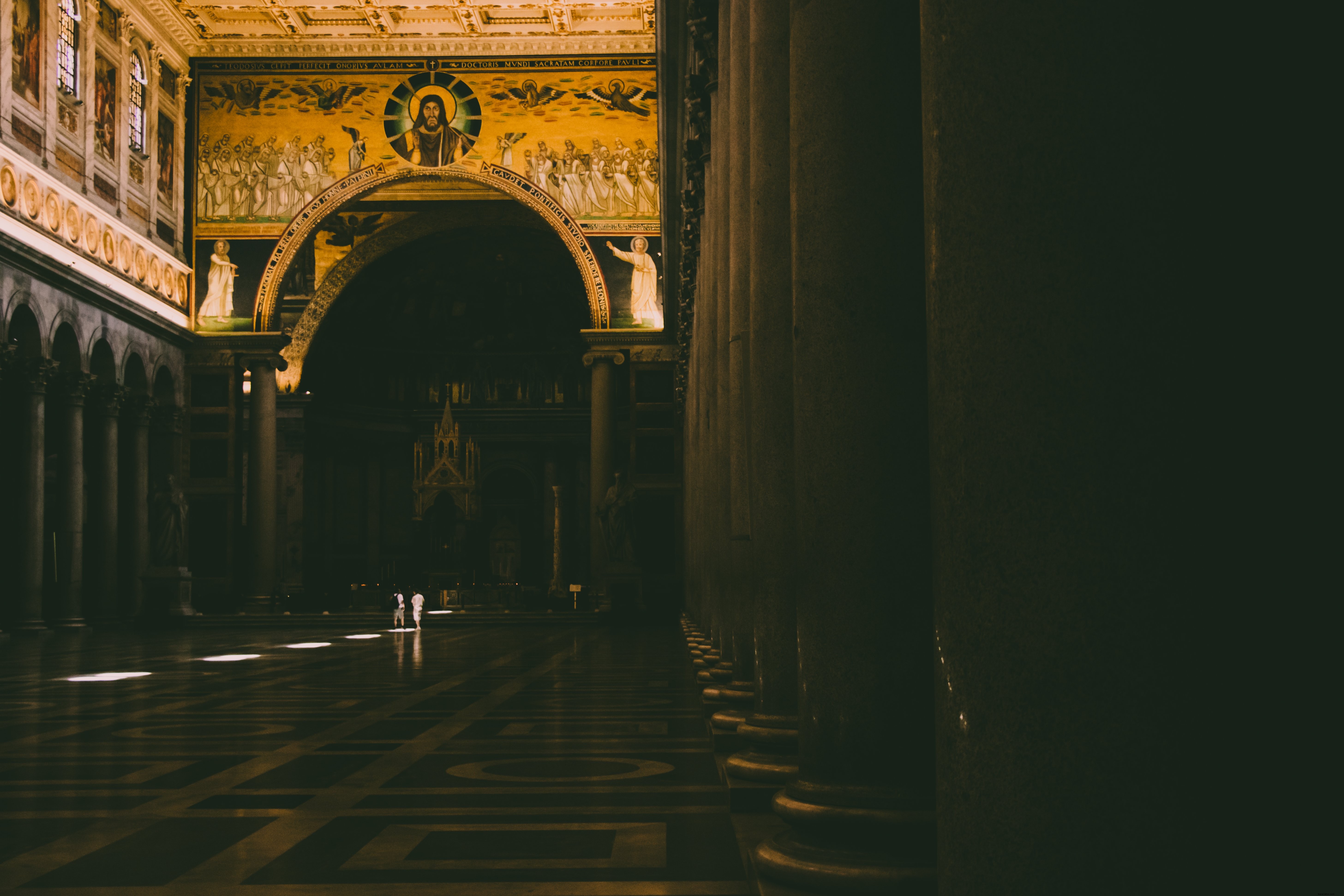 Foto de recorrido sombrío por la arquitectura ornamentada 