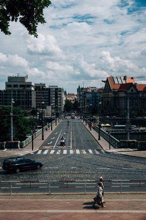 Rua da cidade com carros e pedestres na foto 