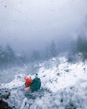 Dua Orang Di Bukit Dalam Foto Hujan Salju Berat 